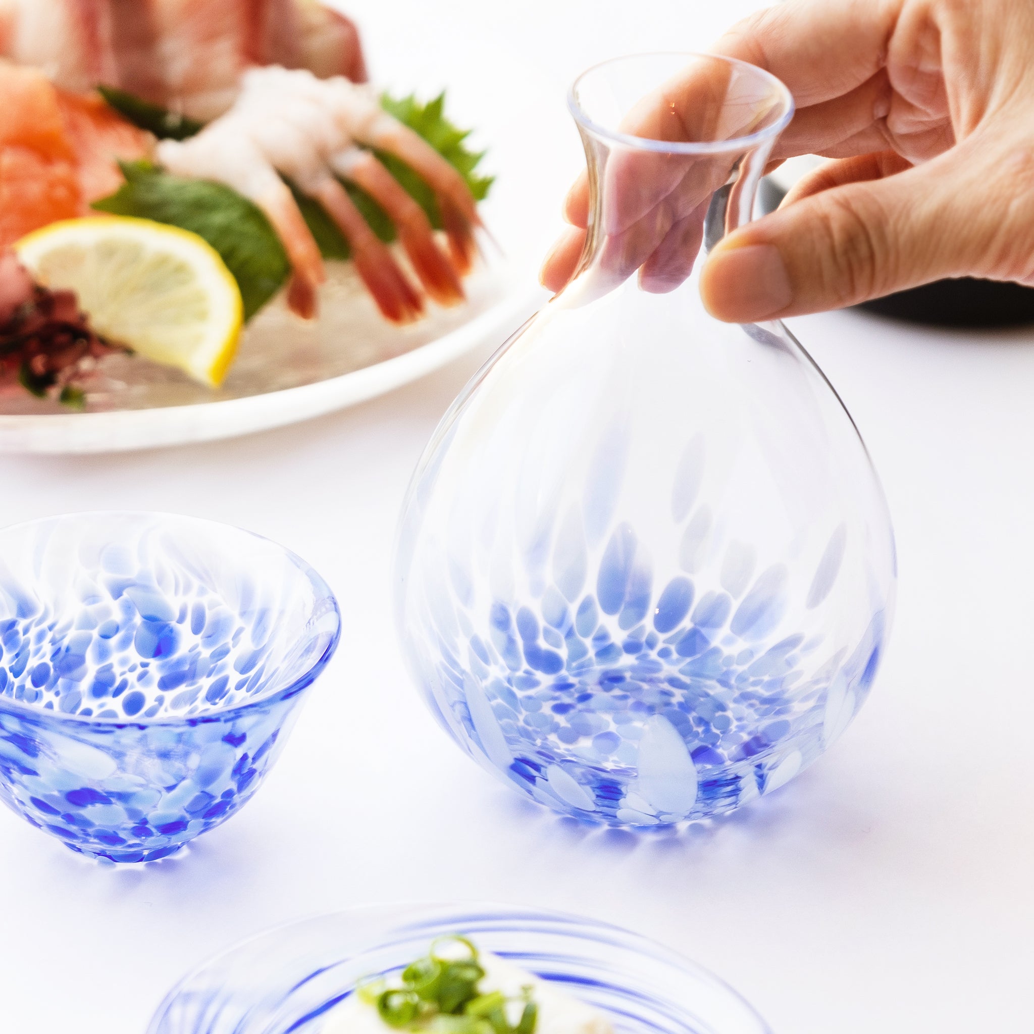 津軽びいどろ 徳利 岩清水 食卓に並んでいる盃と徳利の画像