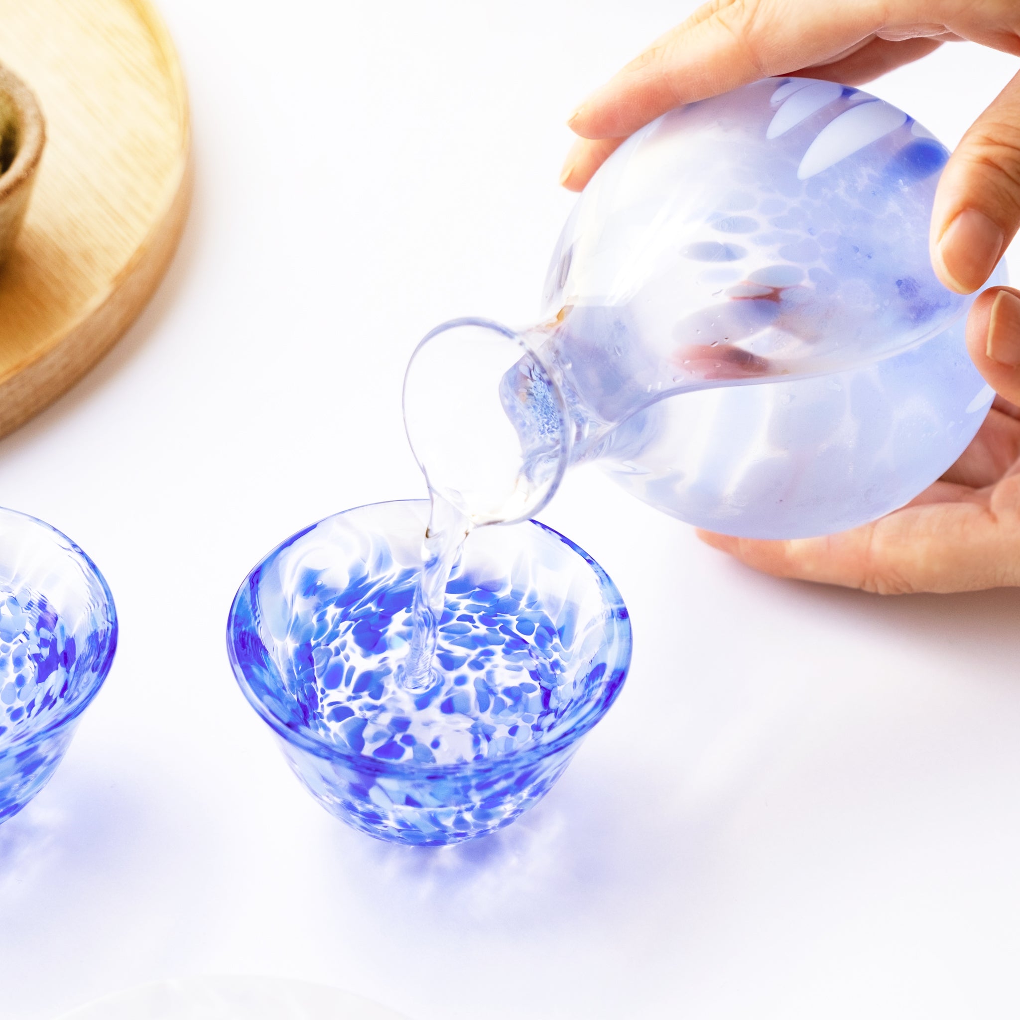 津軽びいどろ 徳利 岩清水 徳利で盃に日本酒を注いでいる画像