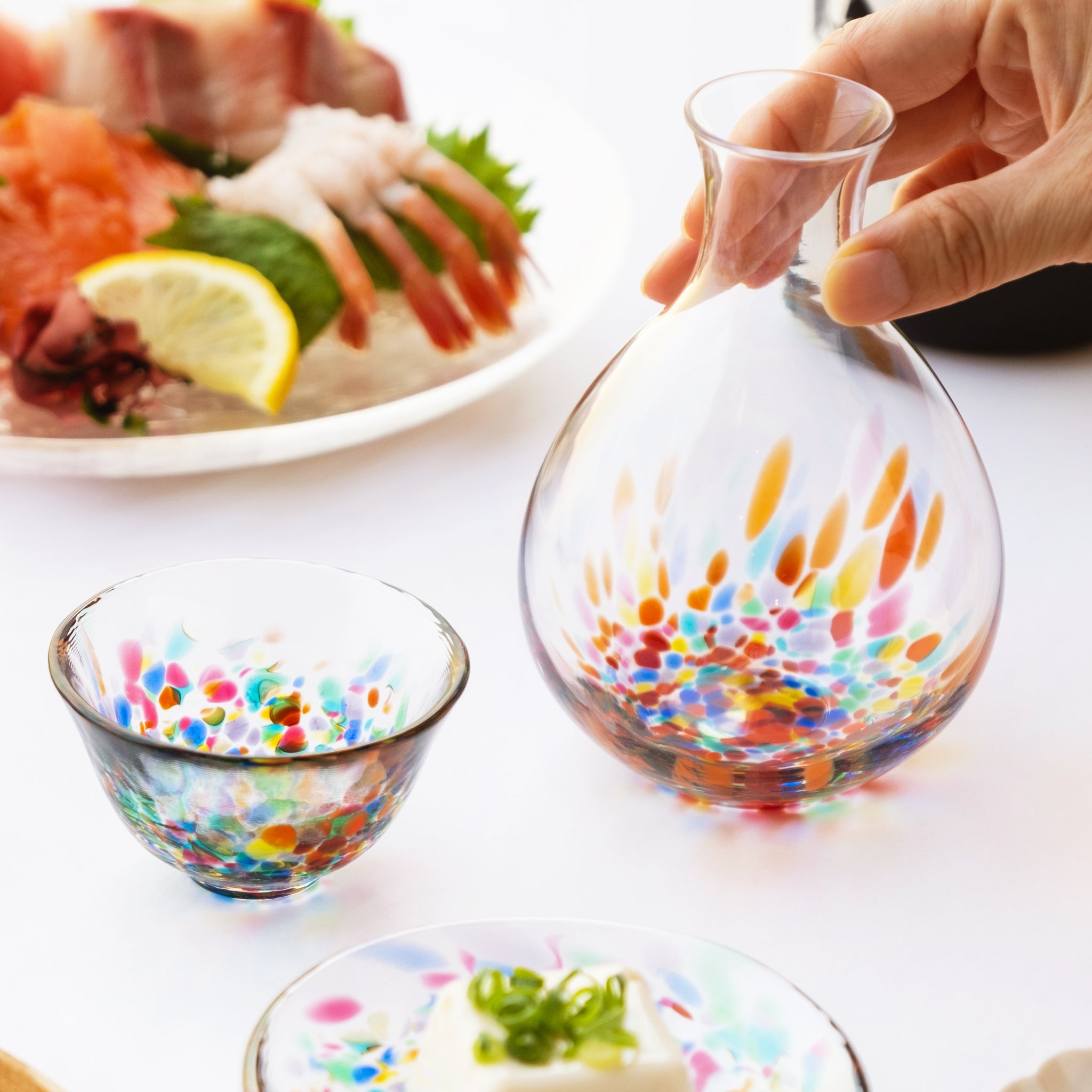 津軽びいどろ 徳利 ねぶた流し 食卓に並んでいる盃と徳利の画像