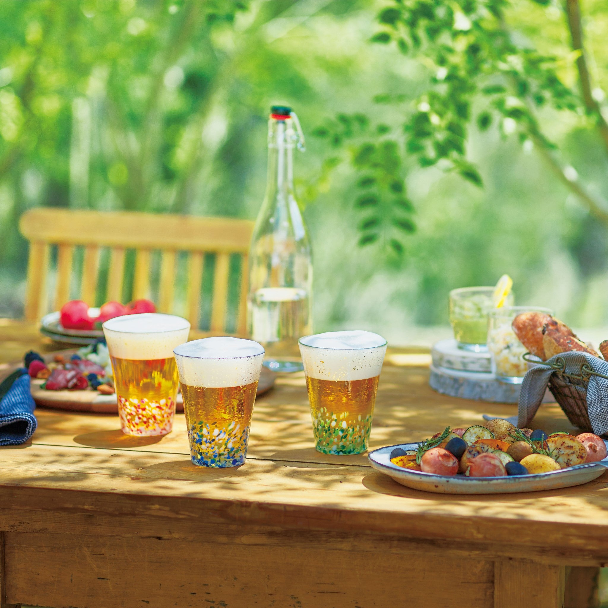 津軽びいどろ 色空 泡づくりグラス山空 ビールが注がれたビールグラスがテーブルに並んでいる画像