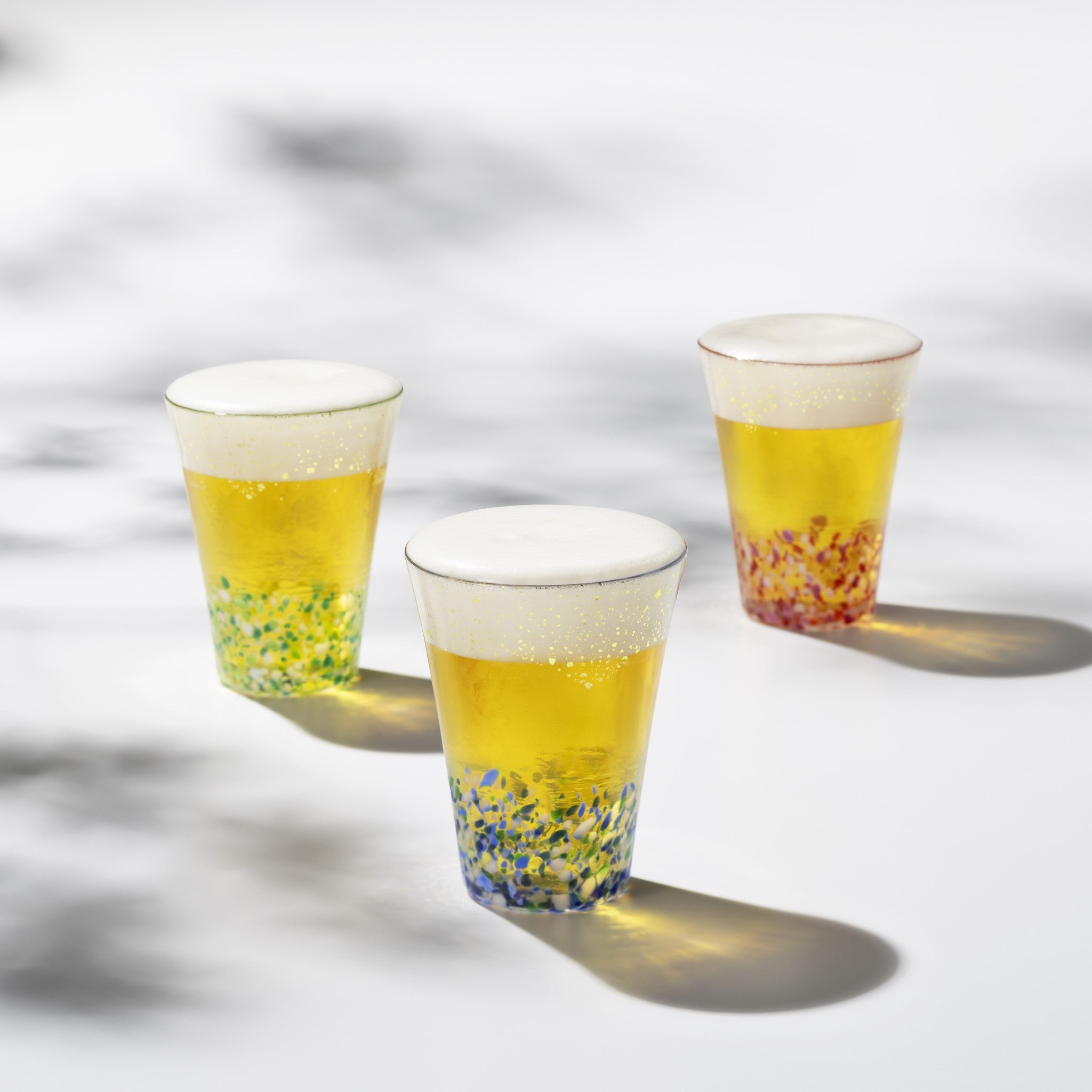 津軽びいどろ 色空 泡づくりグラス山空 ビールが注がれたビールグラスの画像