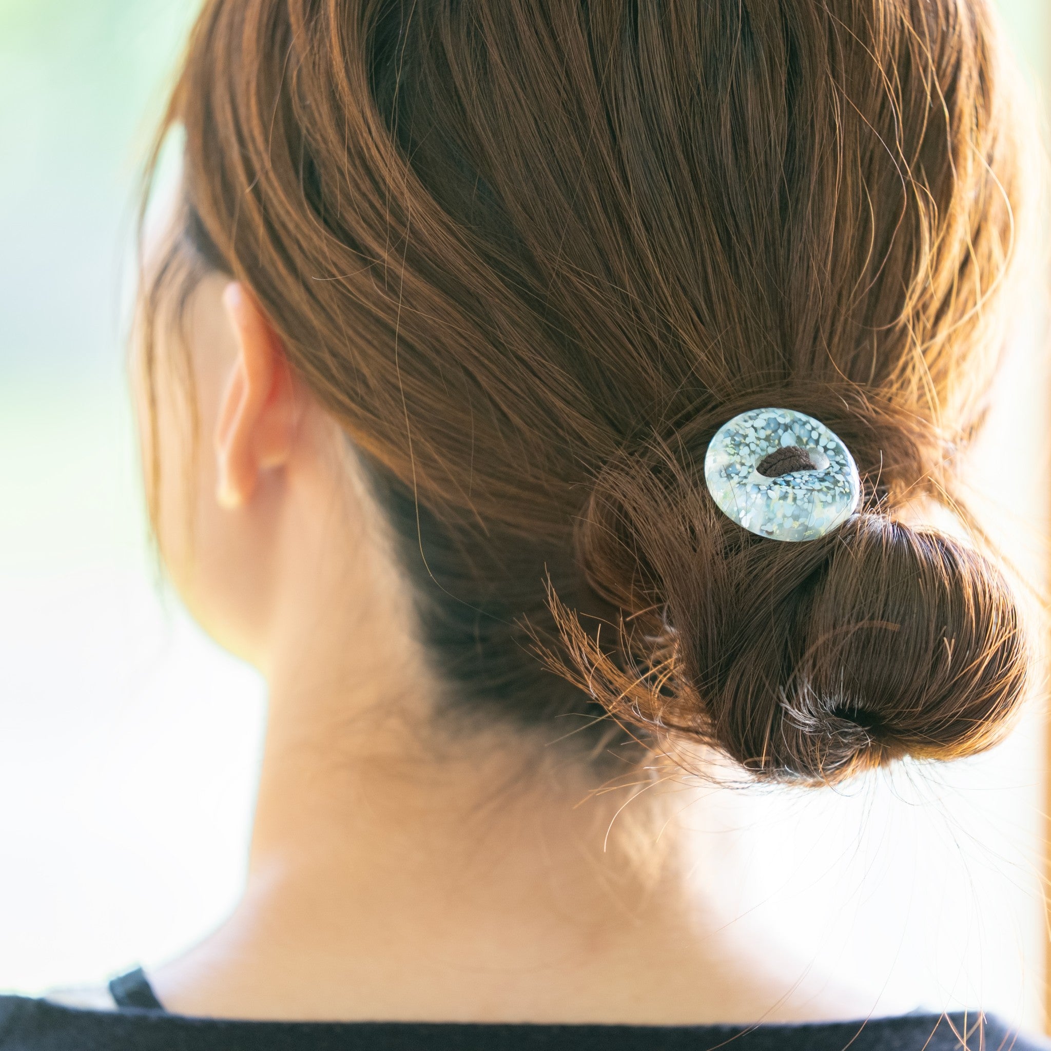 津軽びいどろ ヘアドロップ ヘアゴムそら ハンドメイドのガラスのヘアゴム 着用画像
