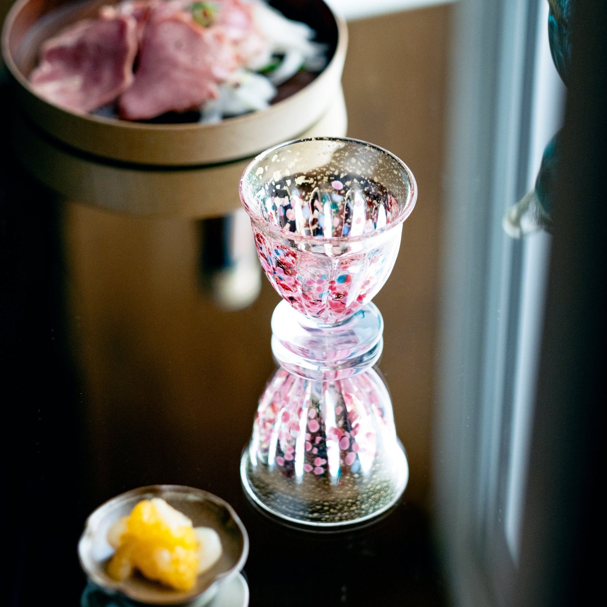 津軽びいどろ 盃12ヶ月コレクション 2月春時雨 食卓に並ぶ盃の画像