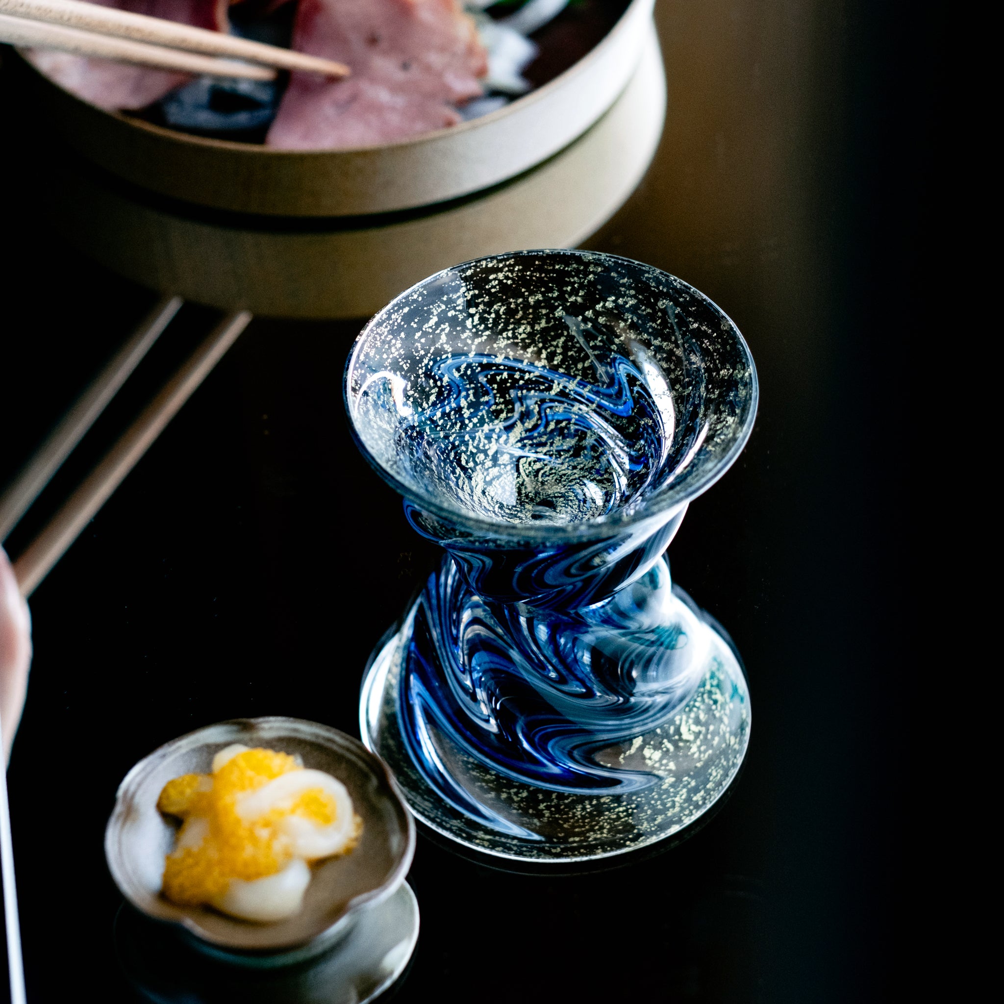 津軽びいどろ 盃12ヶ月コレクション 8月天の川 食卓に並ぶ盃の画像