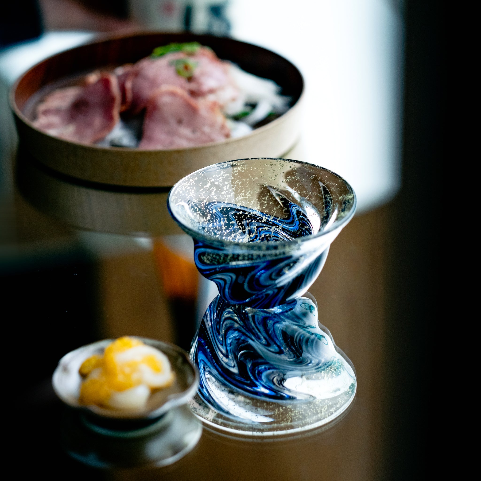 津軽びいどろ 盃12ヶ月コレクション 8月天の川 食卓に並ぶ盃の画像