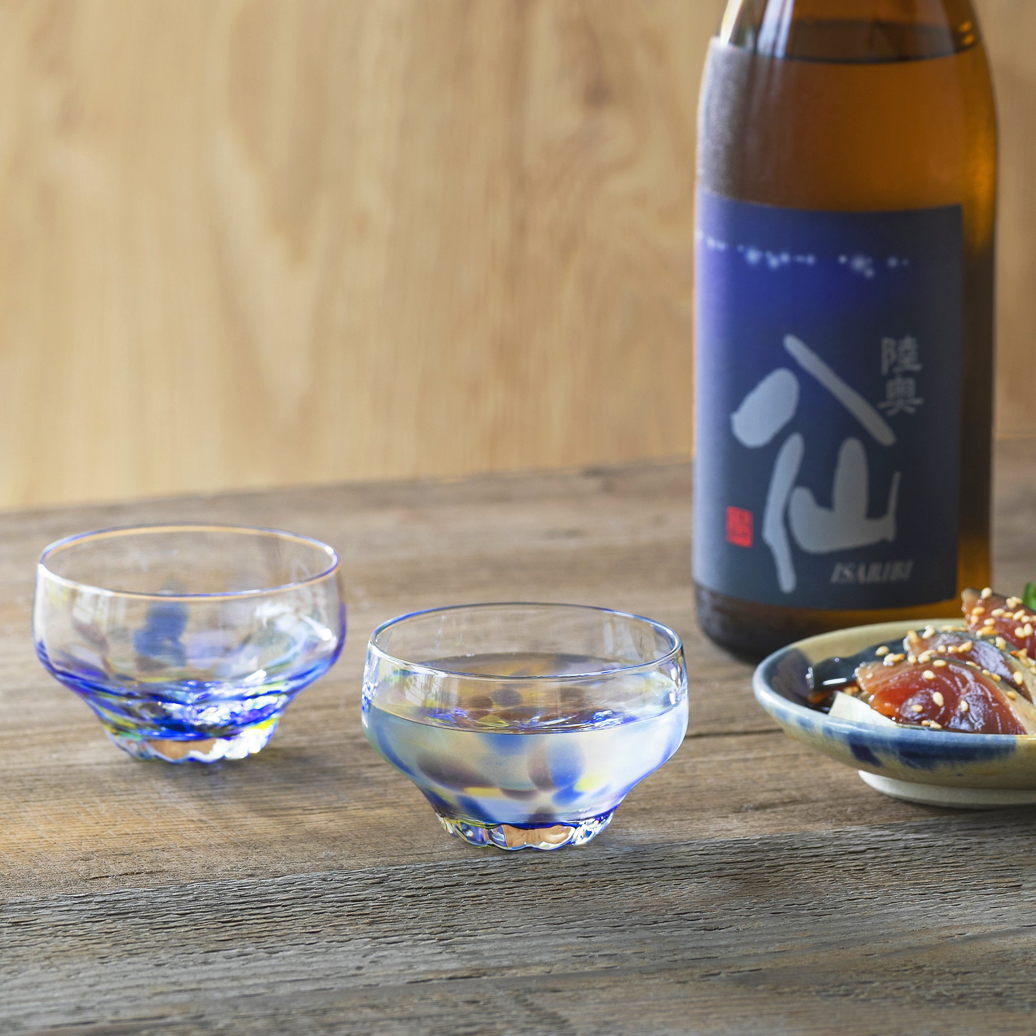 津軽びいどろ 酒器仙 海の灯 日本酒が注がれた盃の画像