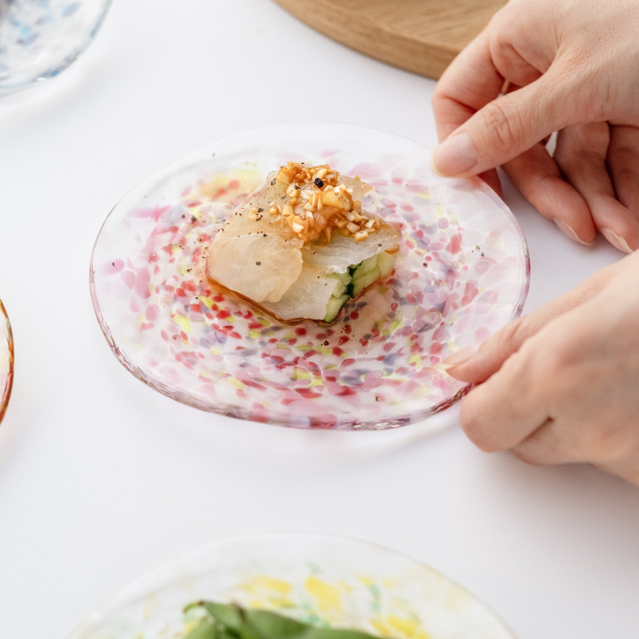 津軽びいどろ にほんの色 ふうけい 小皿 舞う桜 料理がよそわれた小皿の画像