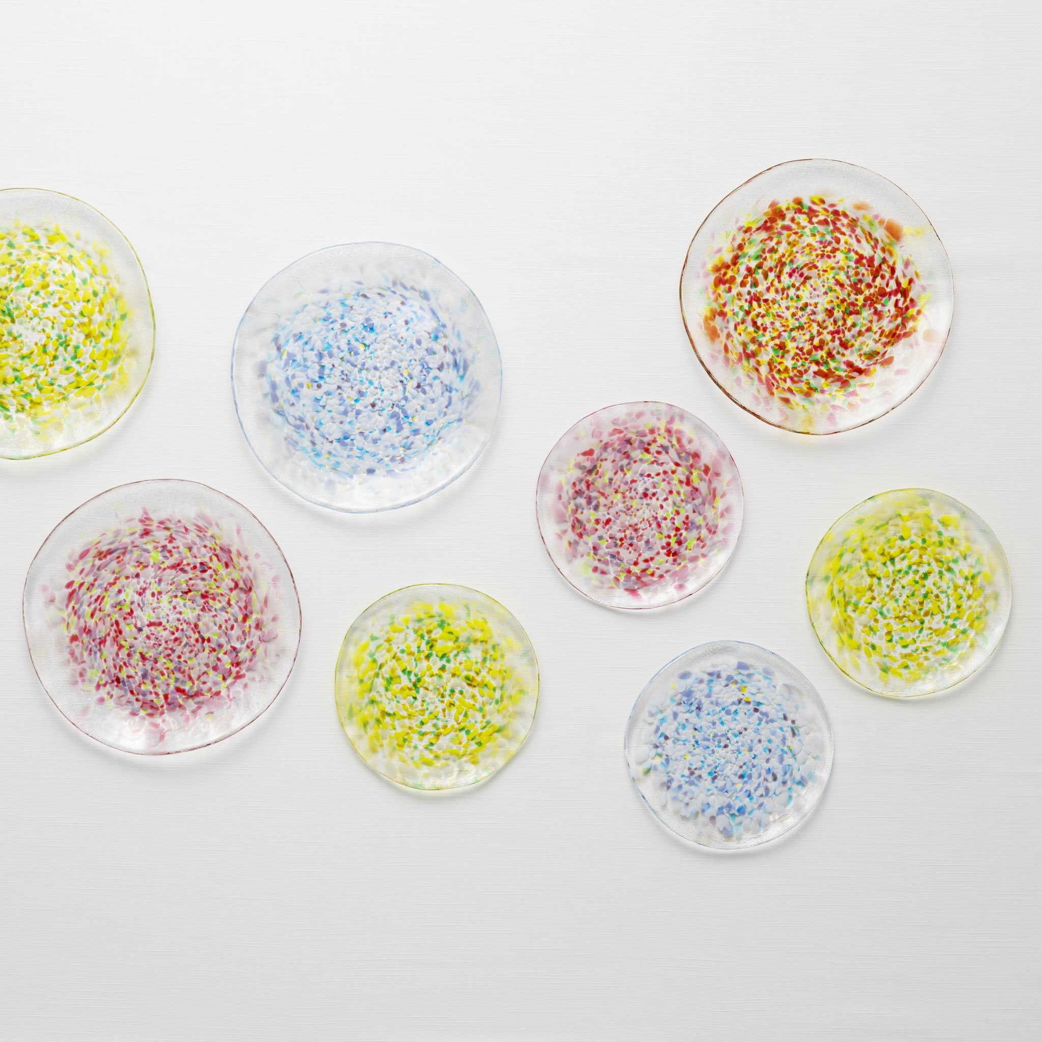 津軽びいどろ にほんの色 ふうけい 小皿 雪の灯 カラフルなガラス皿がテーブルに並んでいる画像