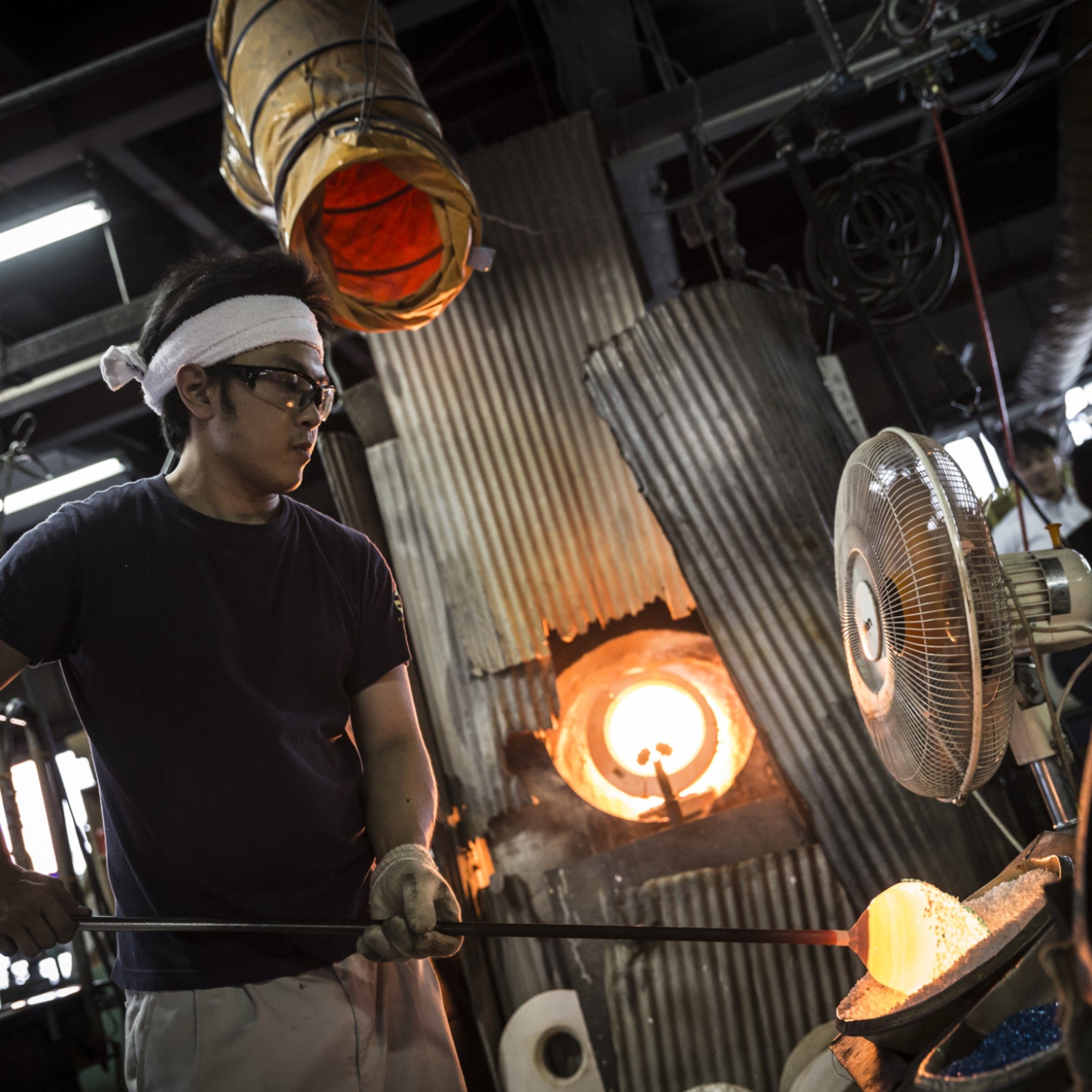 津軽びいどろ にほんの色 ふうけい 小皿 雪の灯 津軽びいどろの職人による製造風景