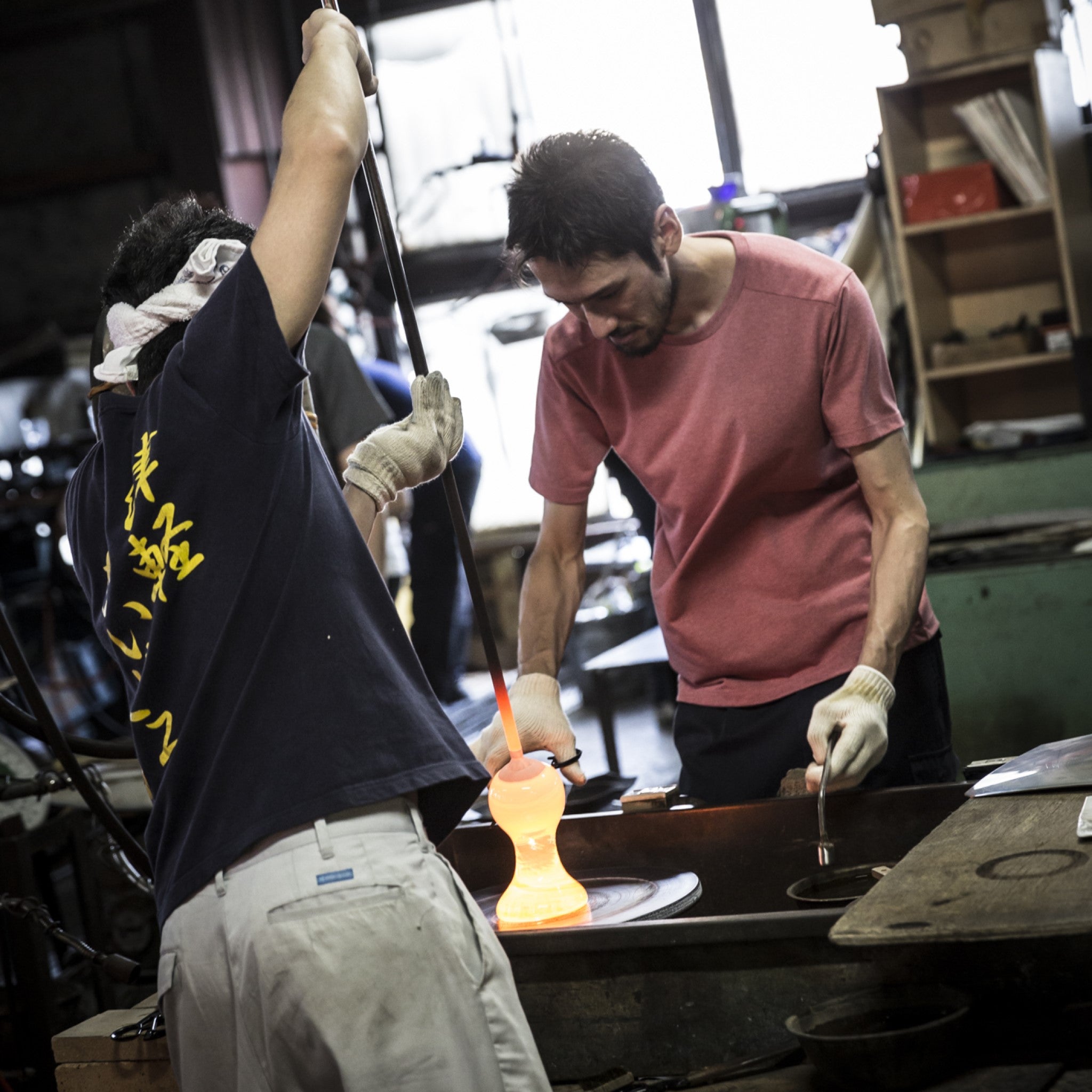 津軽びいどろ にほんの色 ふうけい 小皿 雪の灯 津軽びいどろの職人による製造風景