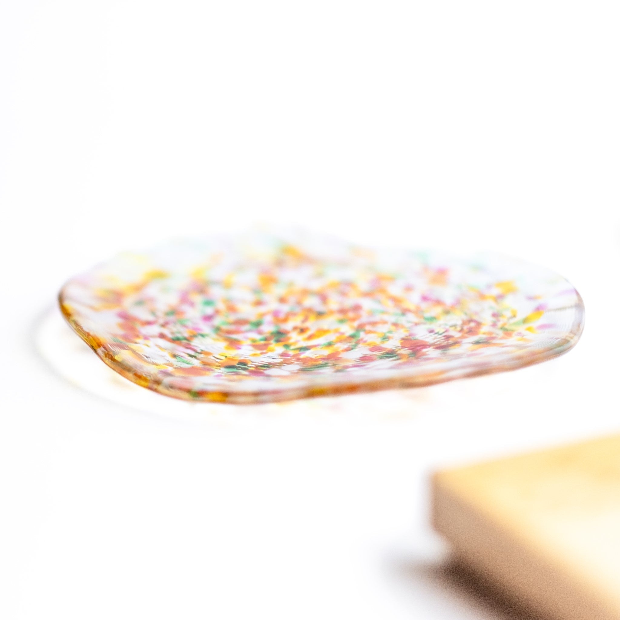 津軽びいどろ にほんの色 ふうけい 小皿 雪の灯 ガラス皿を横から見た画像