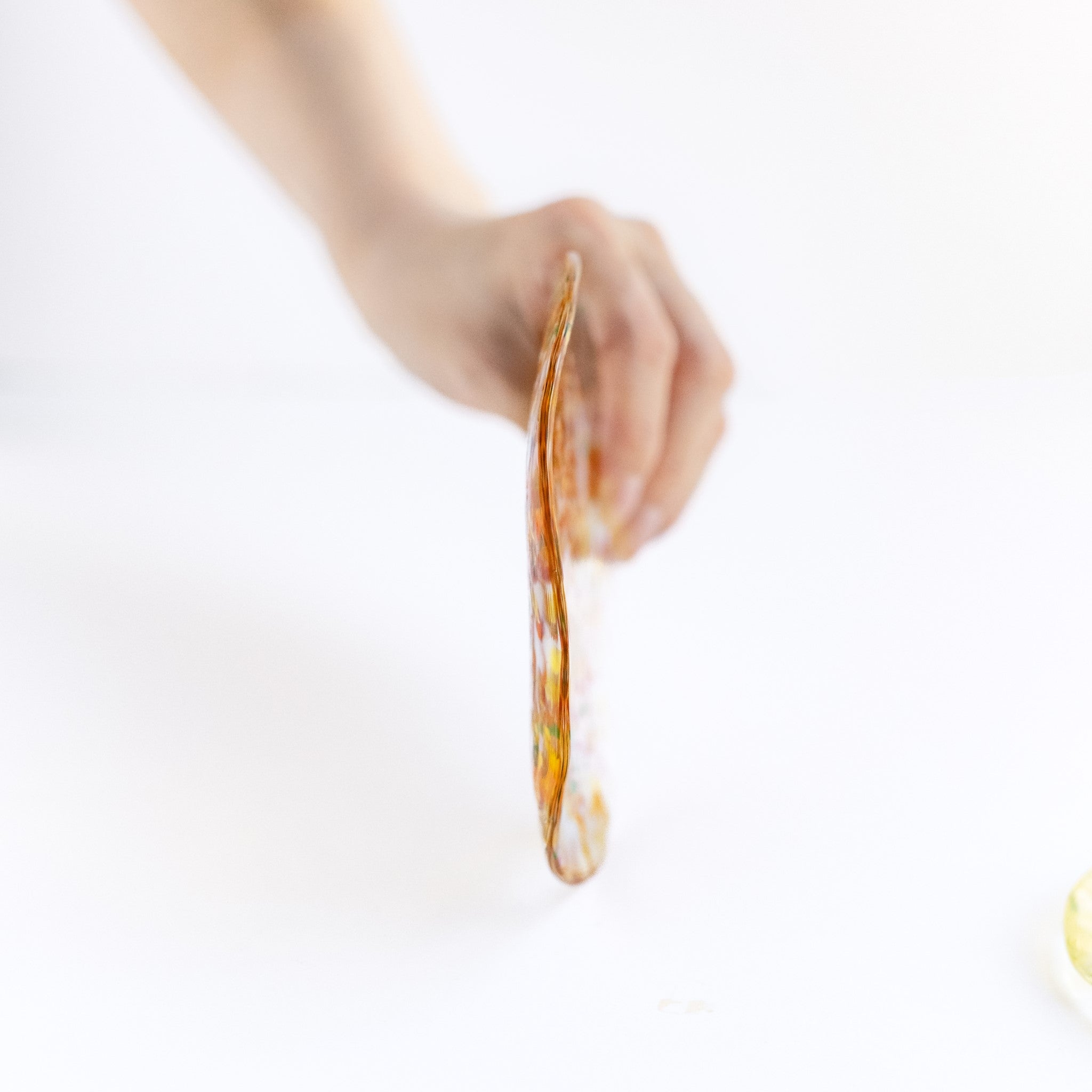 津軽びいどろ にほんの色 ふうけい 小皿 雪の灯 ガラス皿の厚みを表した画像