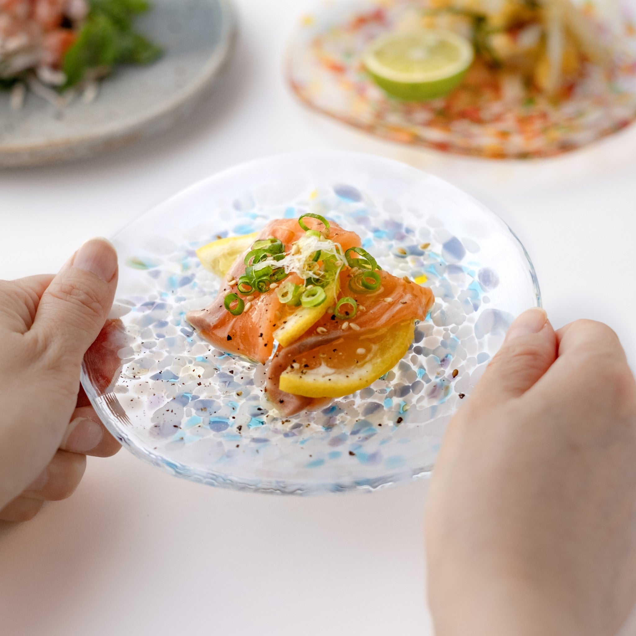 津軽びいどろ にほんの色 ふうけい 小皿 雪の灯 カルパッチョがよそわれたガラス皿の画像