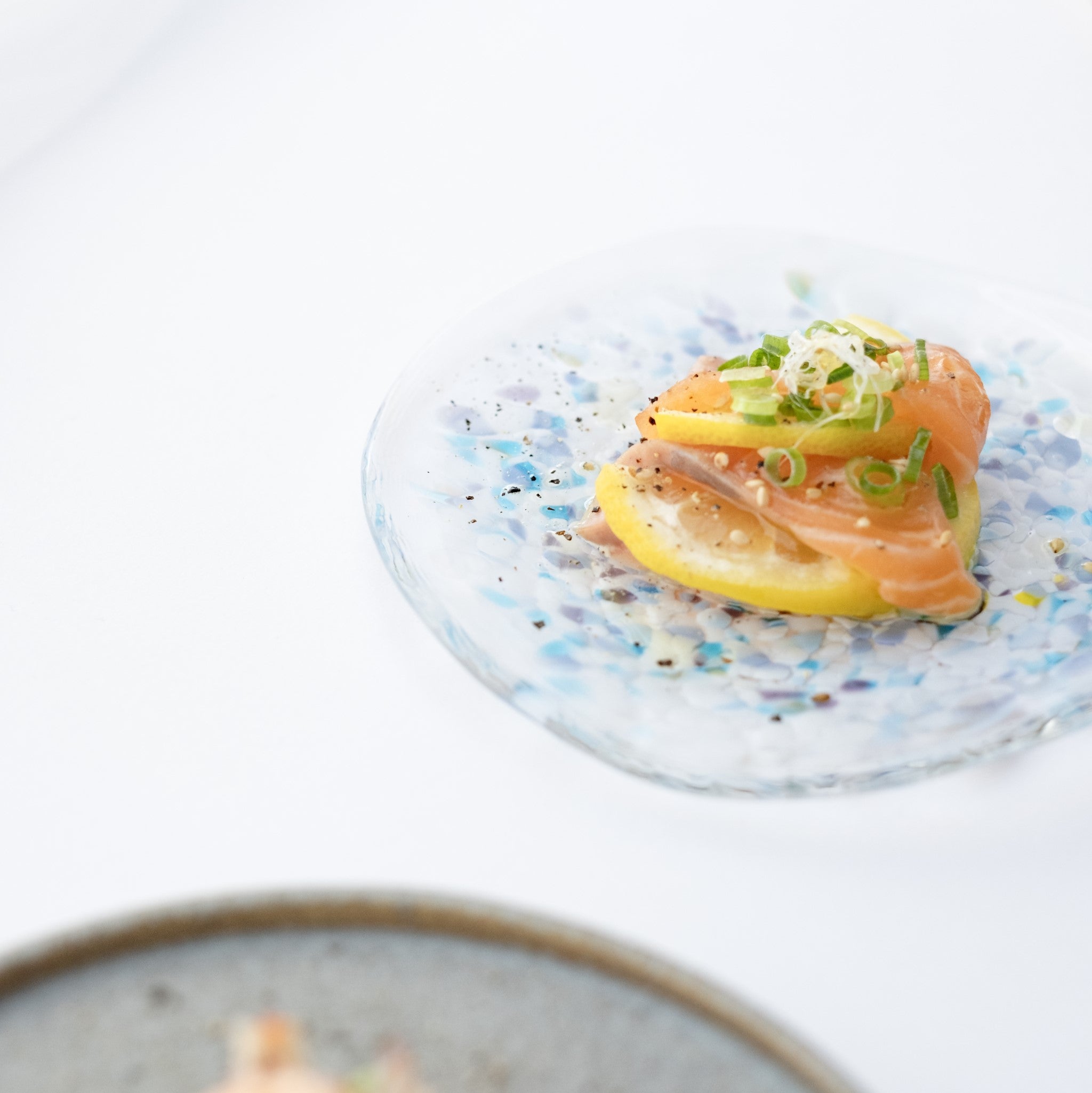 津軽びいどろ にほんの色 ふうけい 小皿 雪の灯 カルパッチョがよそわれたガラス皿の画像