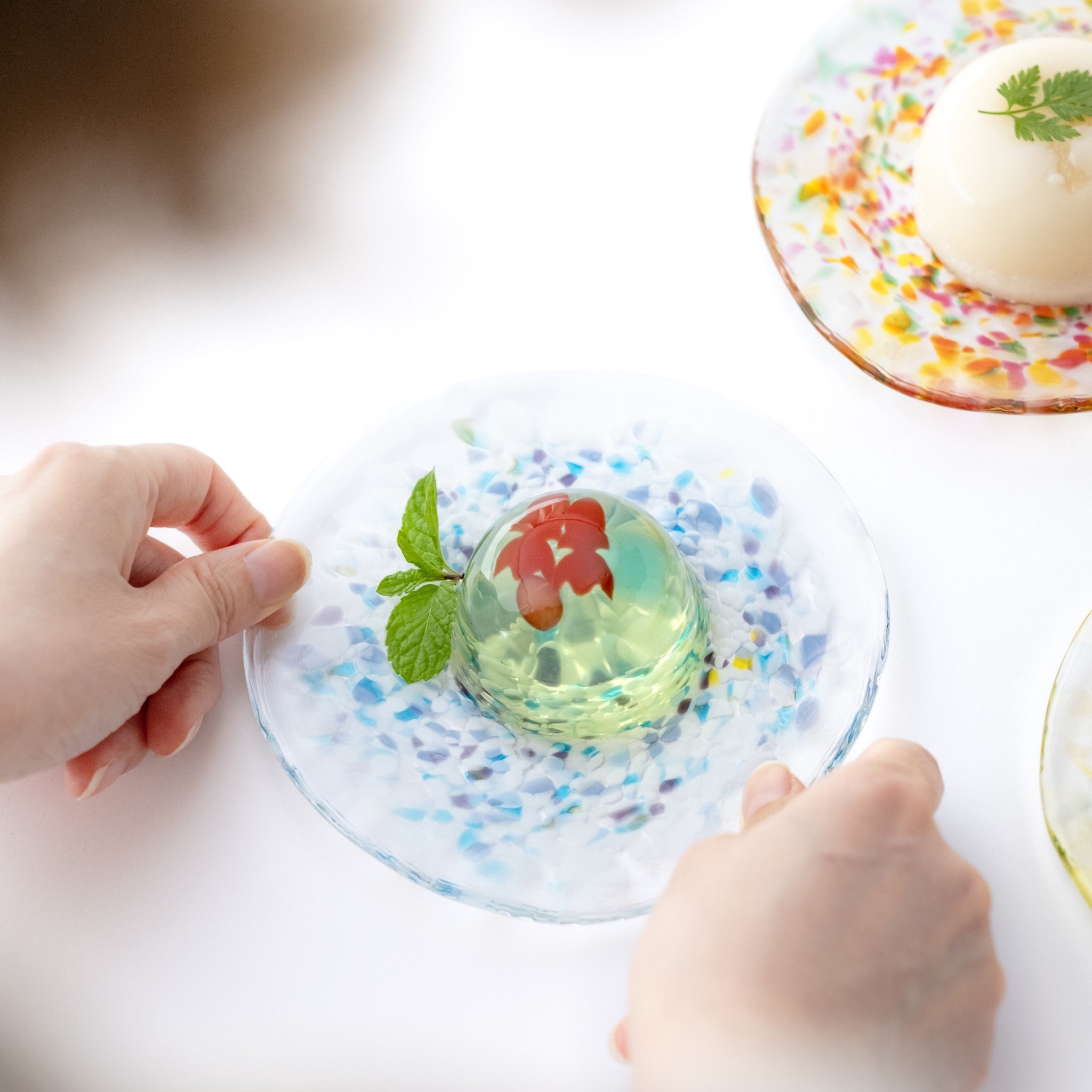 津軽びいどろ にほんの色 ふうけい 小皿 雪の灯 ゼリーがよそわれたガラス皿の画像