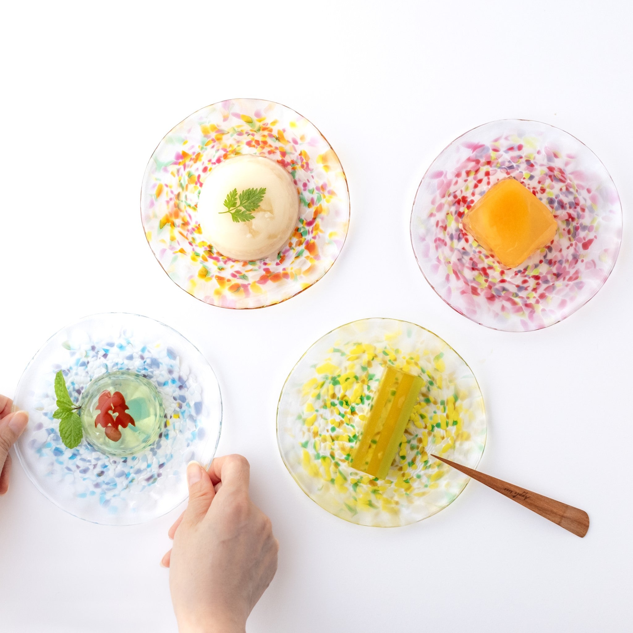 津軽びいどろ にほんの色 ふうけい 小皿 雪の灯 デザートがよそわれたガラス皿がテーブルに並んでいる画像