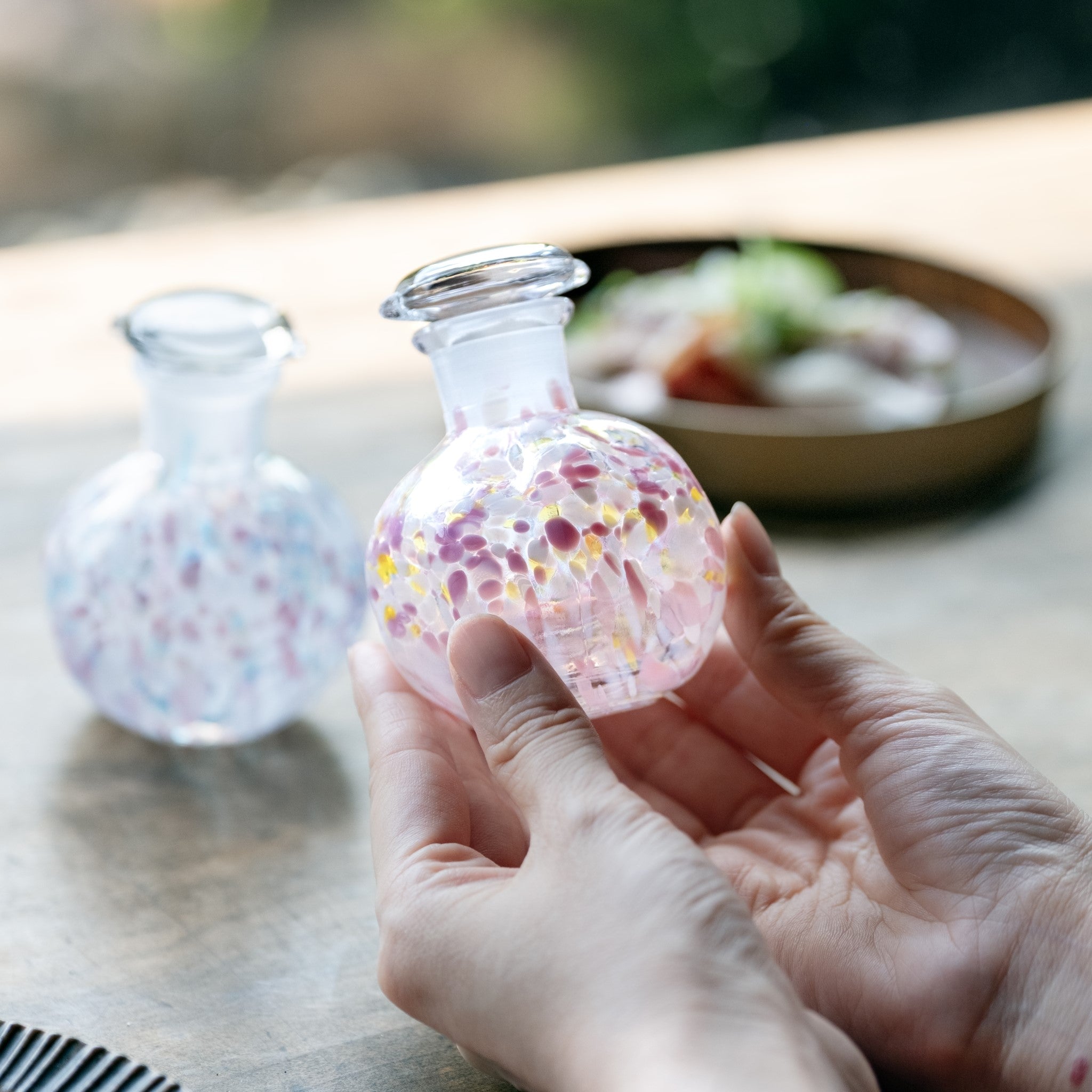 津軽びいどろ さくらさくら 桜と菜の花 醤油差し 醤油差しを両手で持っている画像