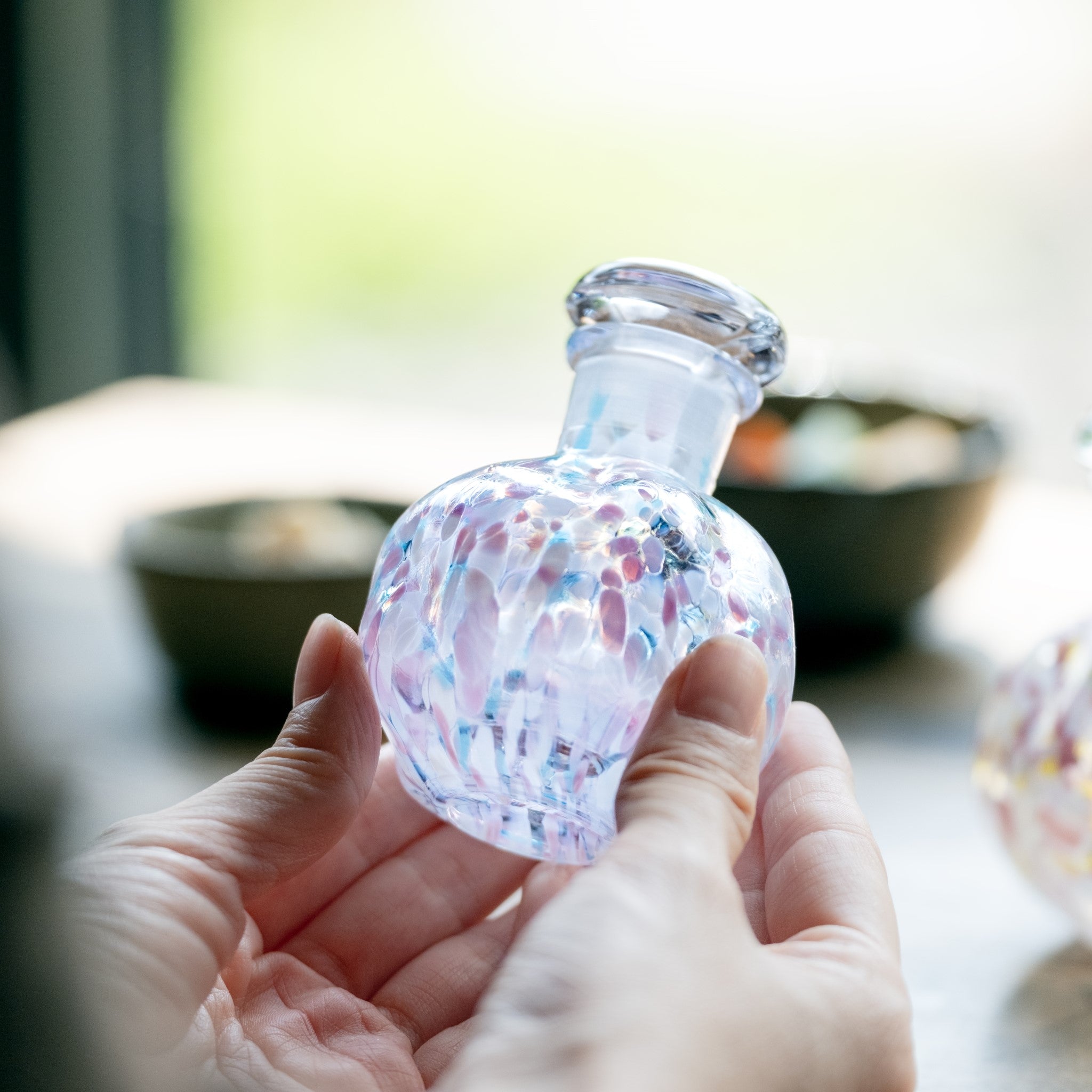津軽びいどろ さくらさくら 桜と青い空 醤油差し ピンクと水色のドット柄の醤油差し