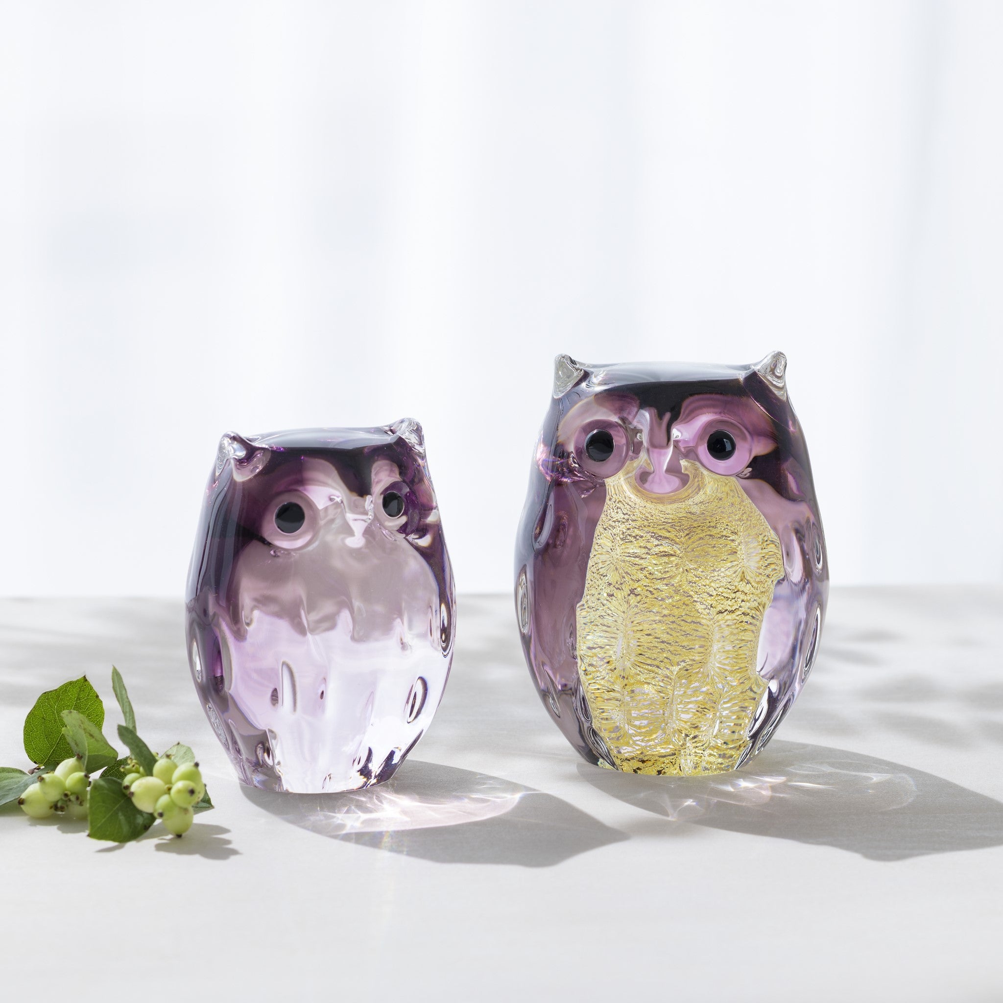 津軽びいどろ 親ふくろう (紫暮) 紫色のふくろうの置物が2個並んでいる画像