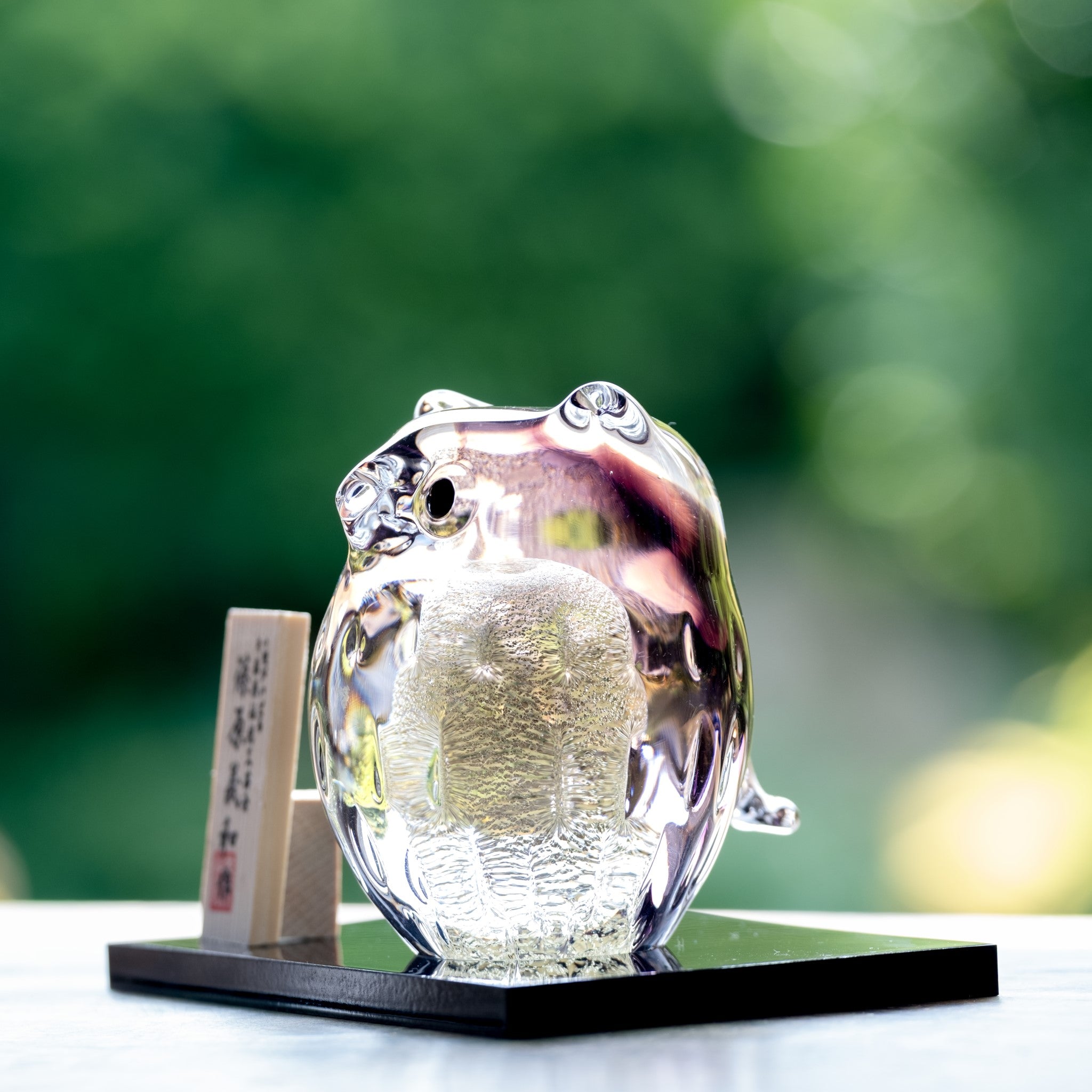 津軽びいどろ 親ふくろう (紫暮) ふくろうのガラスの置物を斜めから見た画像