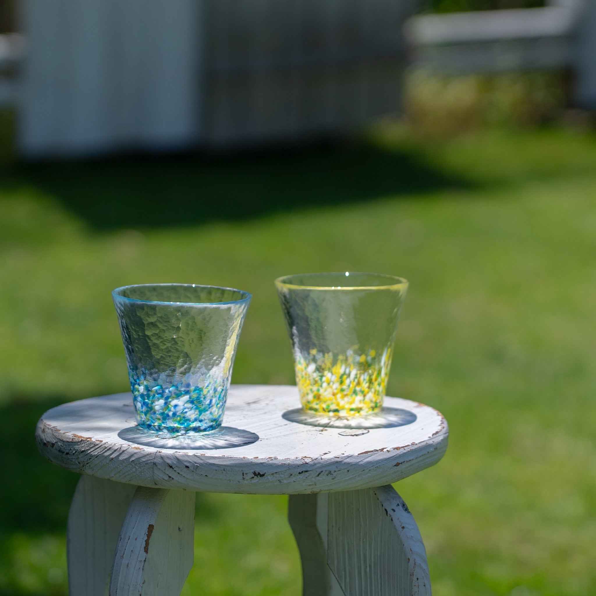 津軽びいどろ にほんの色 グラスペア夏の花 サイドテーブルにグラスが並んでいる画像