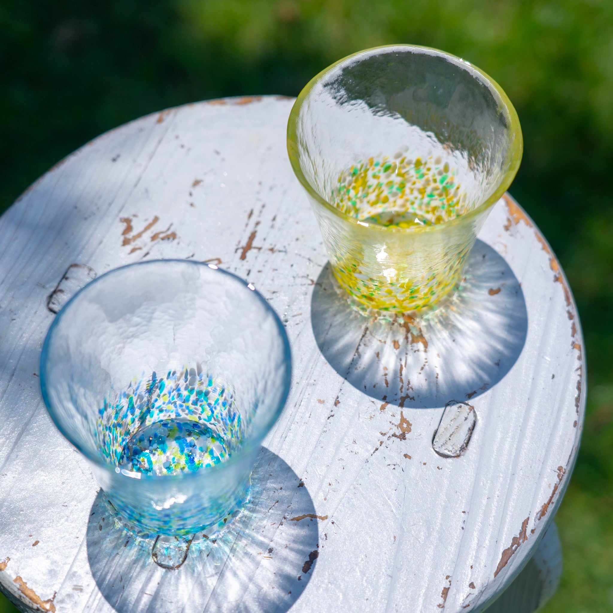 津軽びいどろ にほんの色 グラスペア夏の花 サイドテーブルにグラスが並んでいる画像