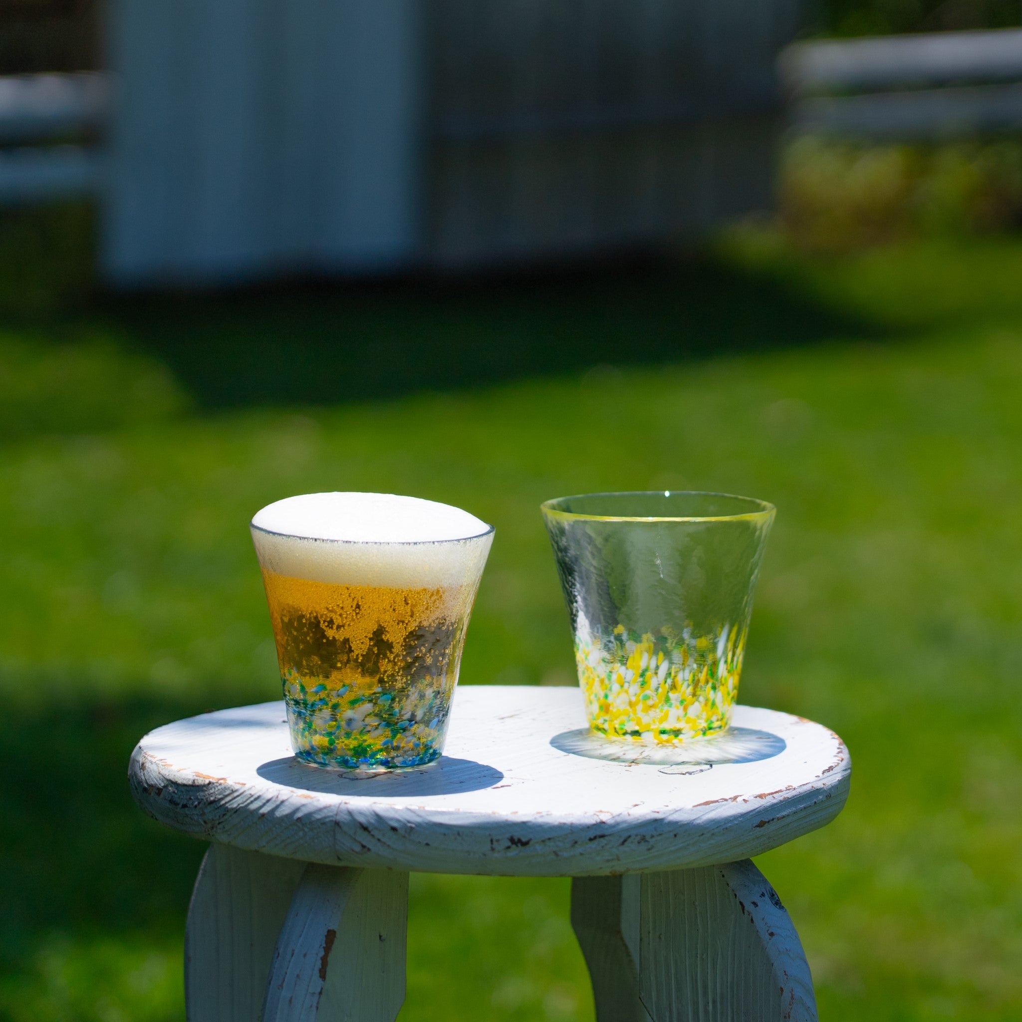 津軽びいどろ にほんの色 グラスペア夏の花 サイドテーブルにグラスが並んでいる画像