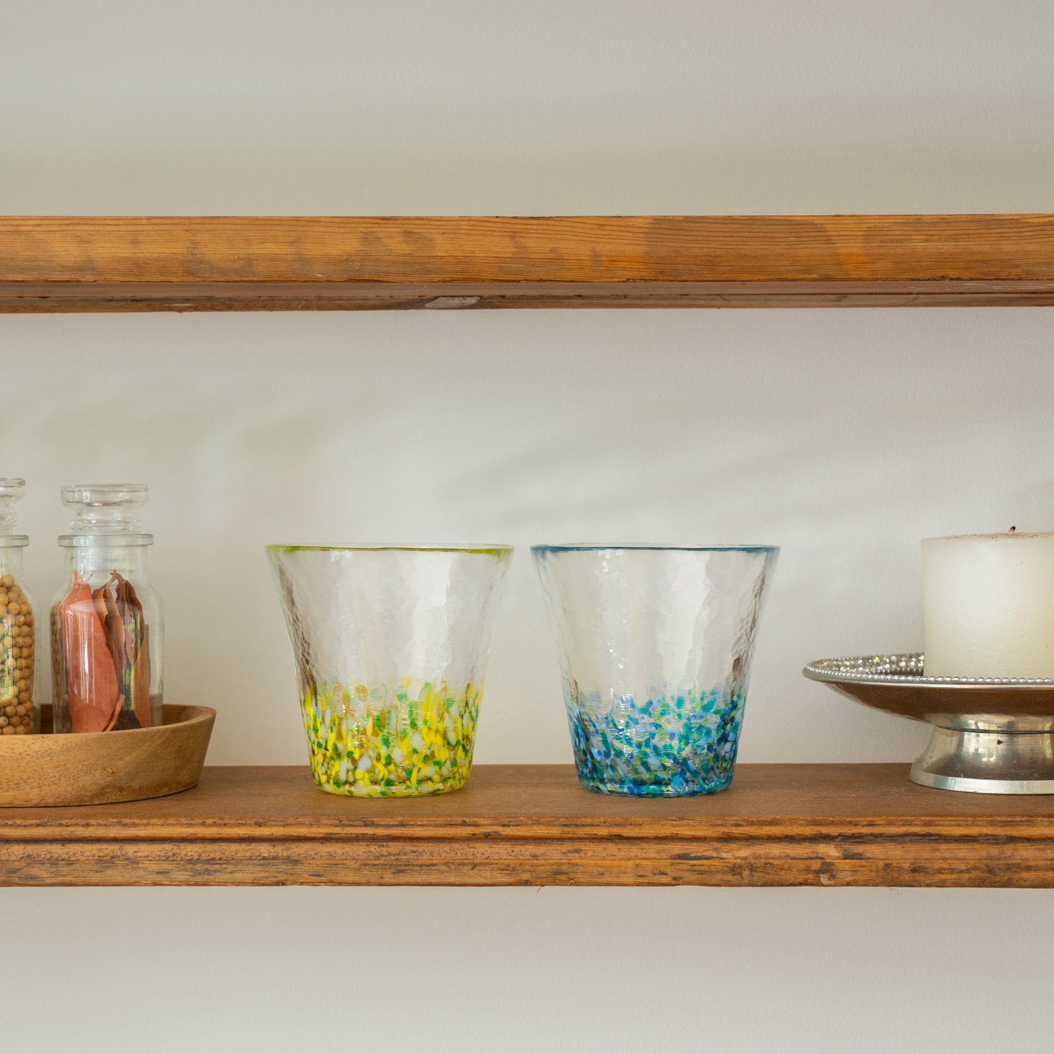 津軽びいどろ にほんの色 グラスペア夏の花 棚にグラスが並んでいる画像