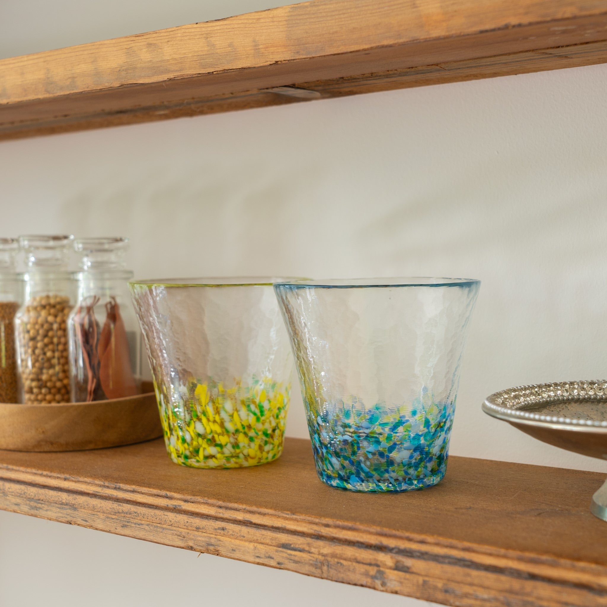 津軽びいどろ にほんの色 グラスペア夏の花 棚にグラスが並んでいる画像