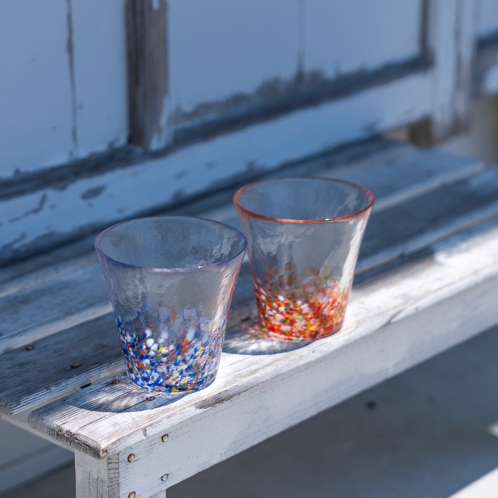 津軽びいどろ にほんの色 グラスペア夕暮れ ベンチにグラスが並んでいる画像