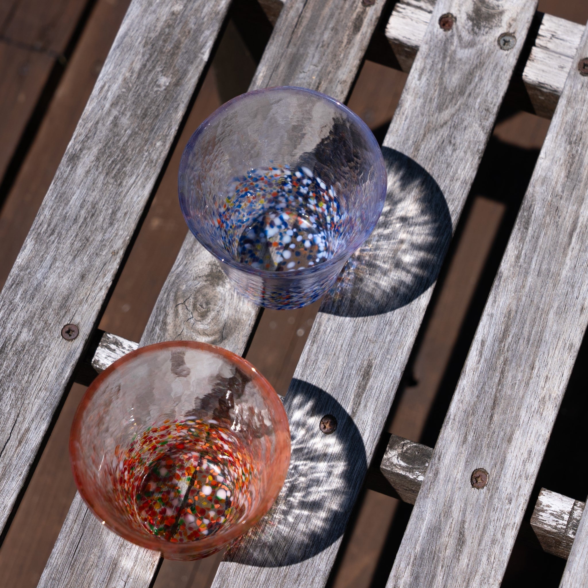 津軽びいどろ にほんの色 グラスペア夕暮れ ベンチにグラスが並んでいる画像