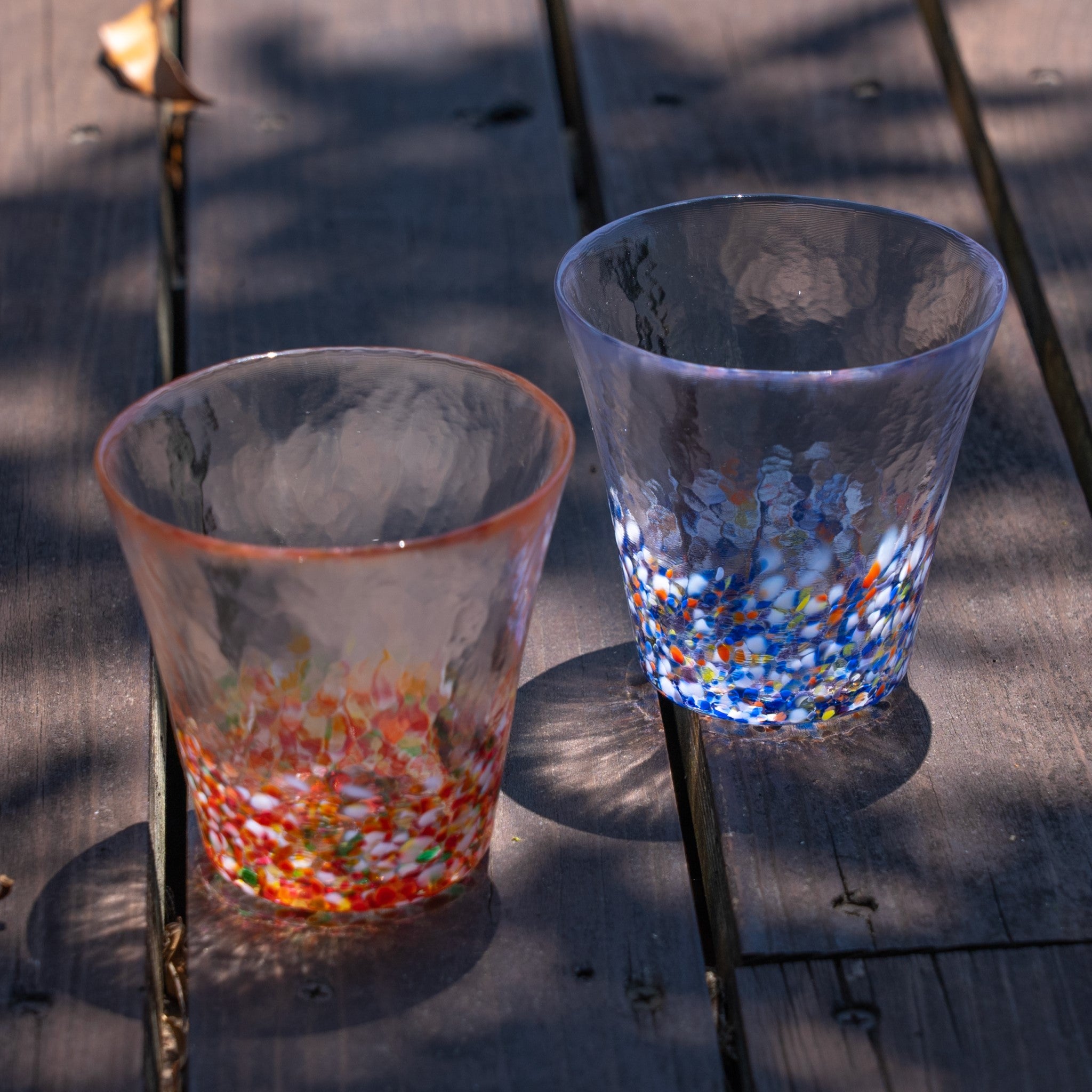 津軽びいどろ にほんの色 グラスペア夕暮れ テーブルにグラスが並んでいる画像