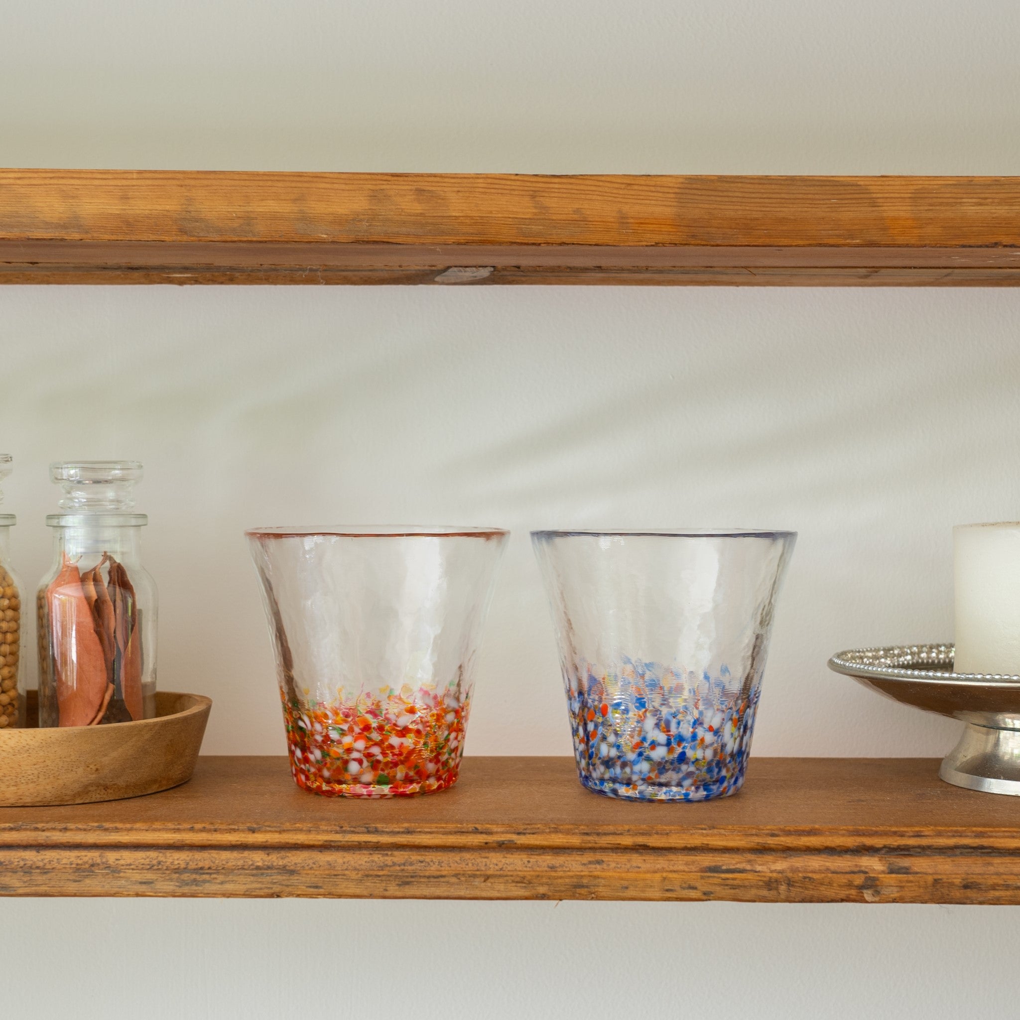 津軽びいどろ にほんの色 グラスペア夕暮れ 棚にグラスが並んでいる画像