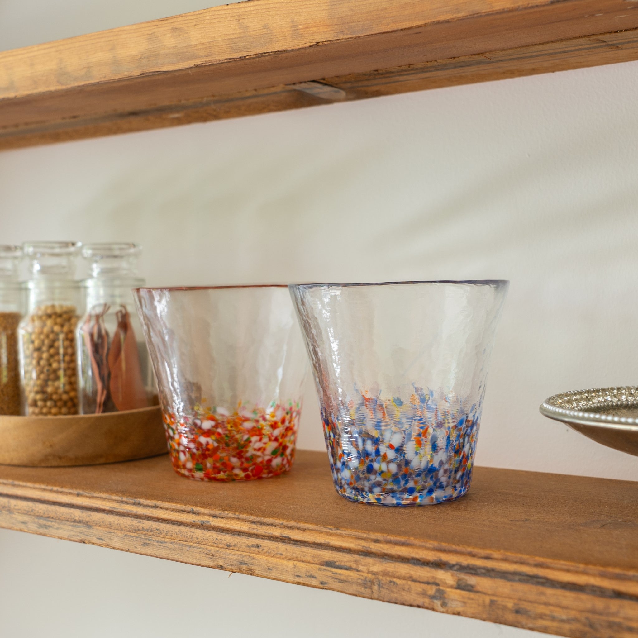 津軽びいどろ にほんの色 グラスペア夕暮れ 棚にグラスが並んでいる画像