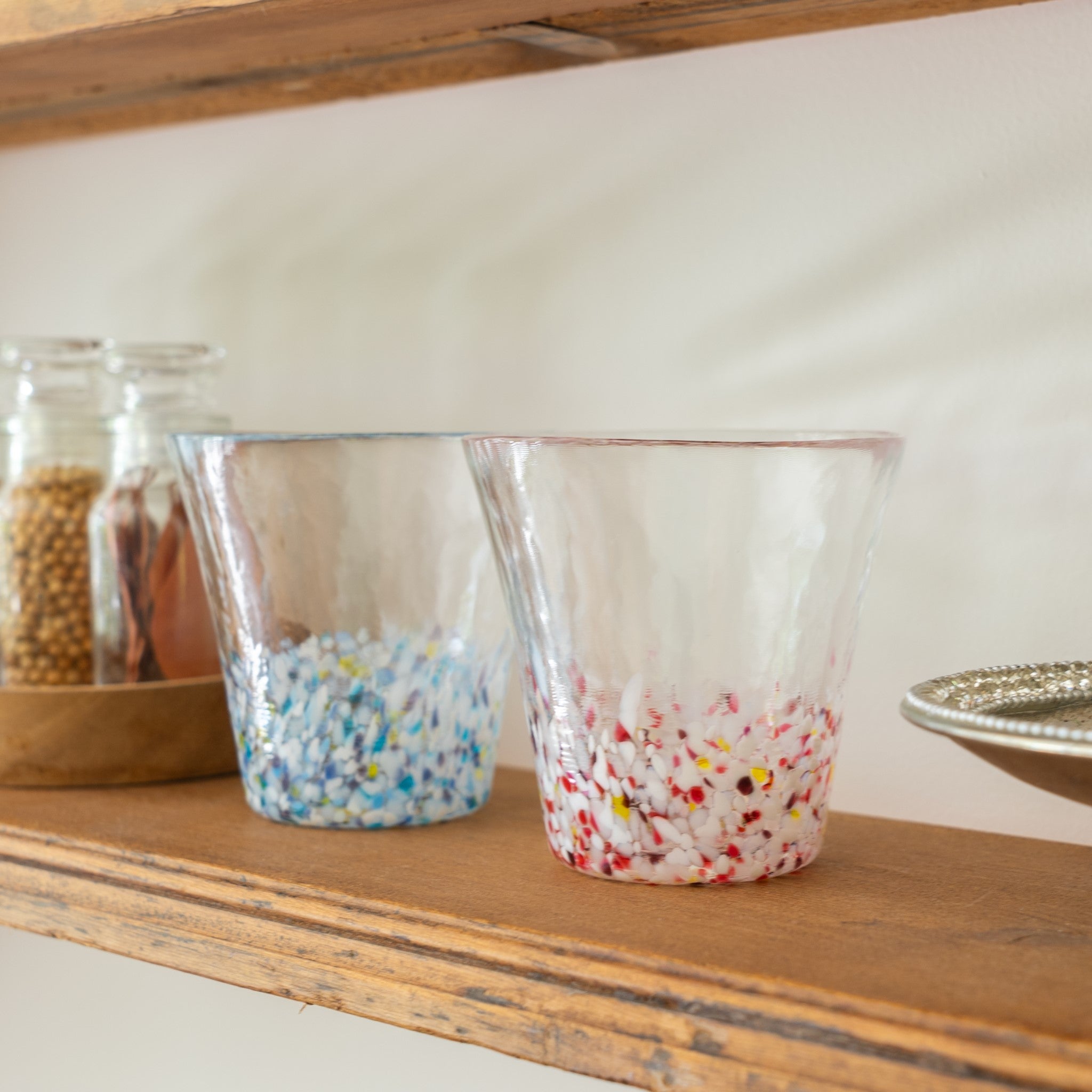 津軽びいどろ にほんの色 グラスペア冬の彩 棚にグラスが並んでいる画像