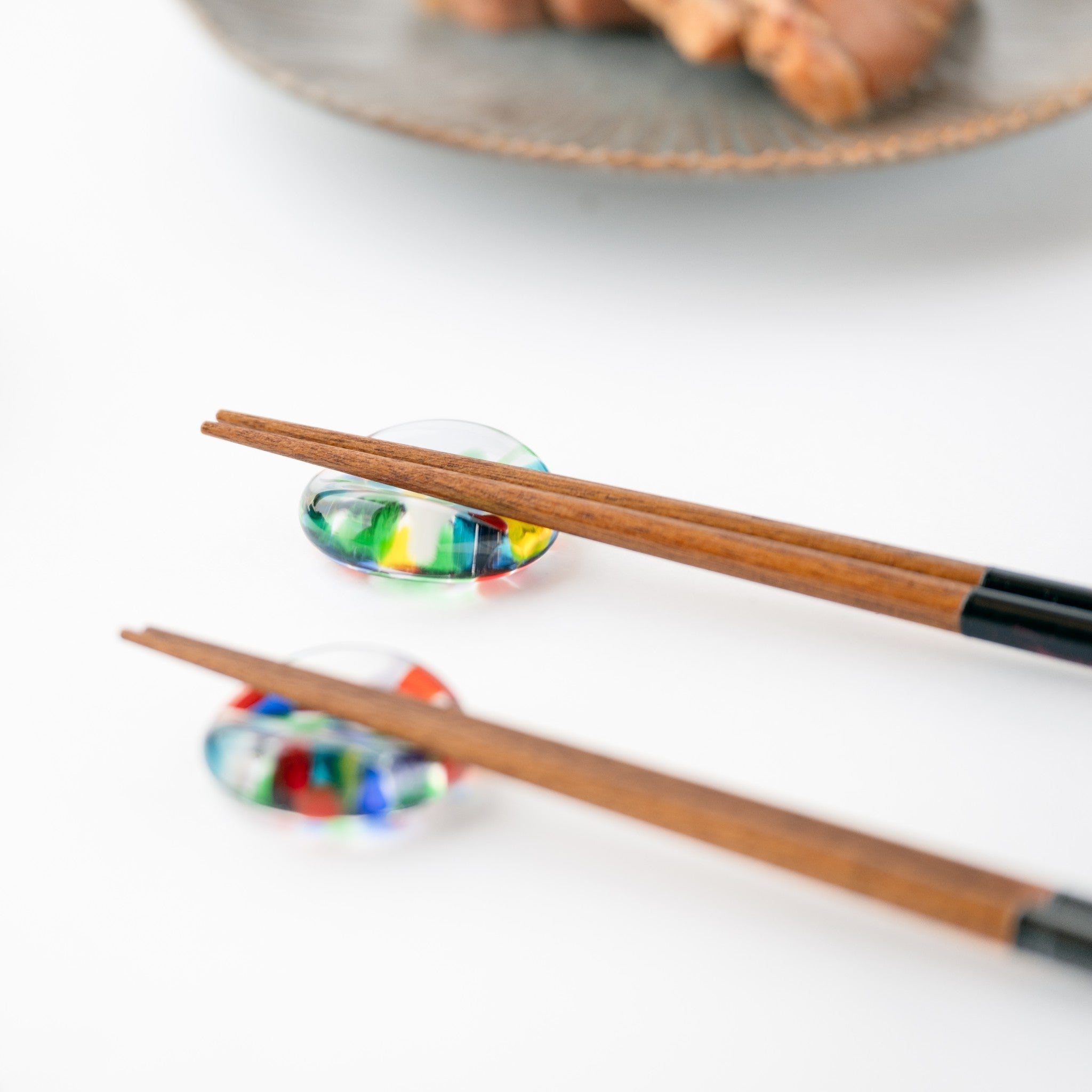 津軽びいどろ NEBUTA ねぶた箸置箸セット カラフルなガラス箸置きに置かれた箸