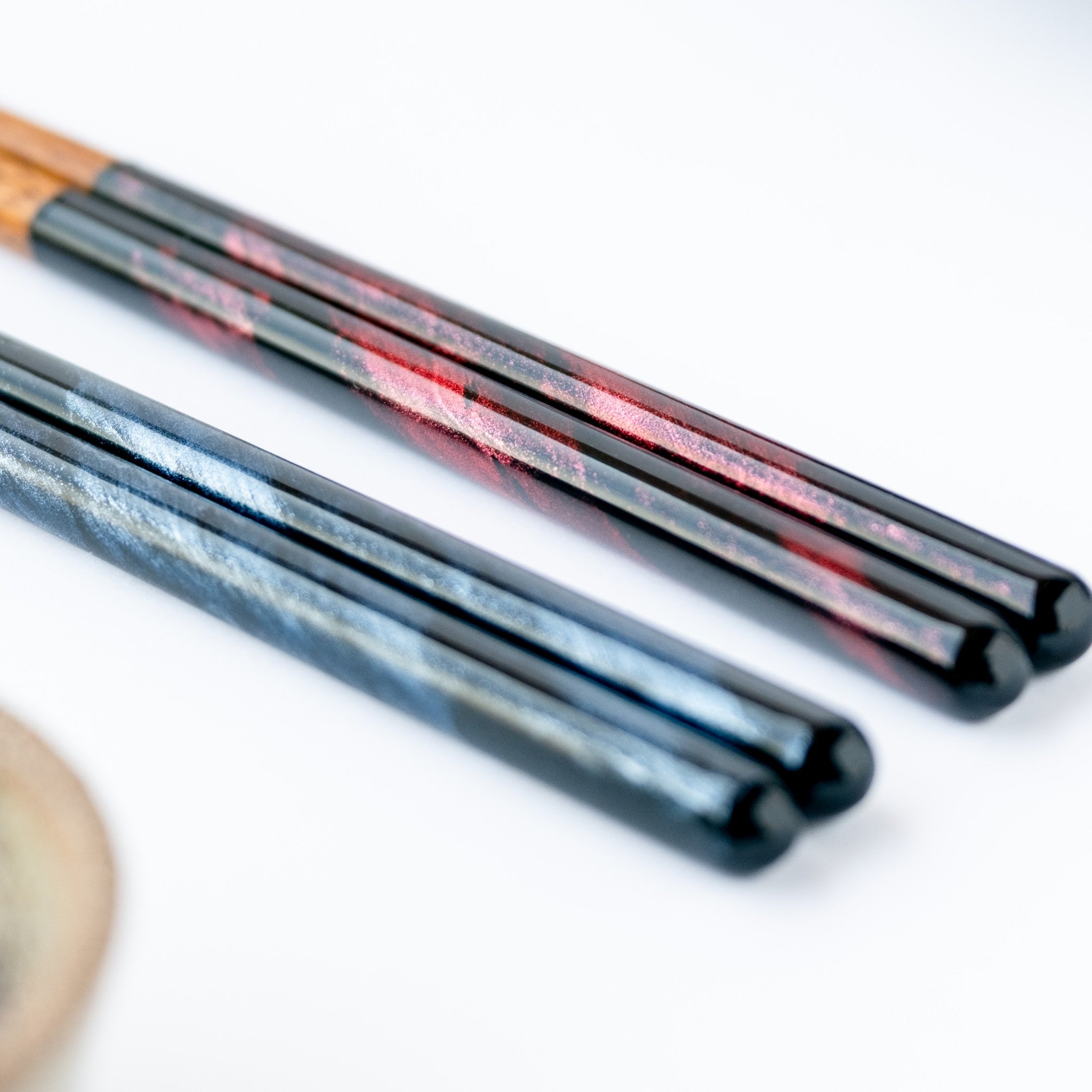 津軽びいどろ NEBUTA ねぶた箸置箸セット 若狭塗の箸のアップ画像