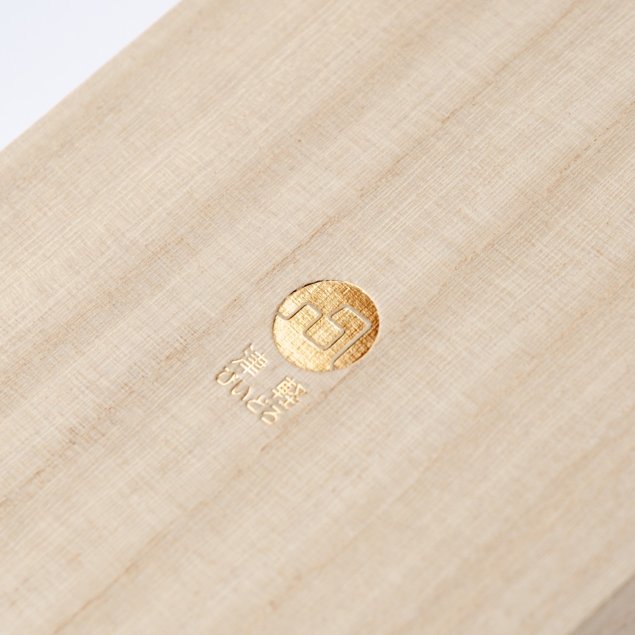 津軽びいどろ NEBUTA ねぶた箸置箸セット 木箱に入った箔押しのロゴ