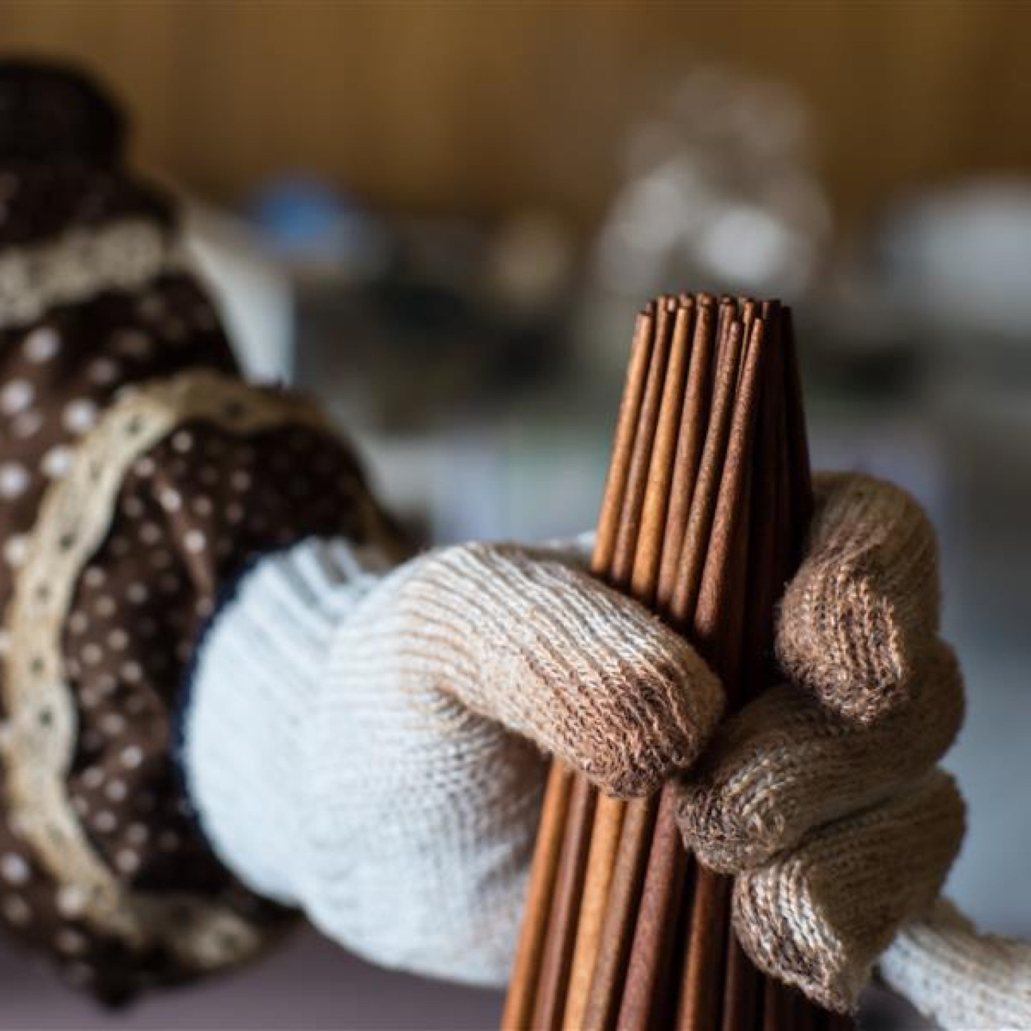 津軽びいどろ NEBUTA ねぶた箸置箸セット 若狭塗の箸の製造風景