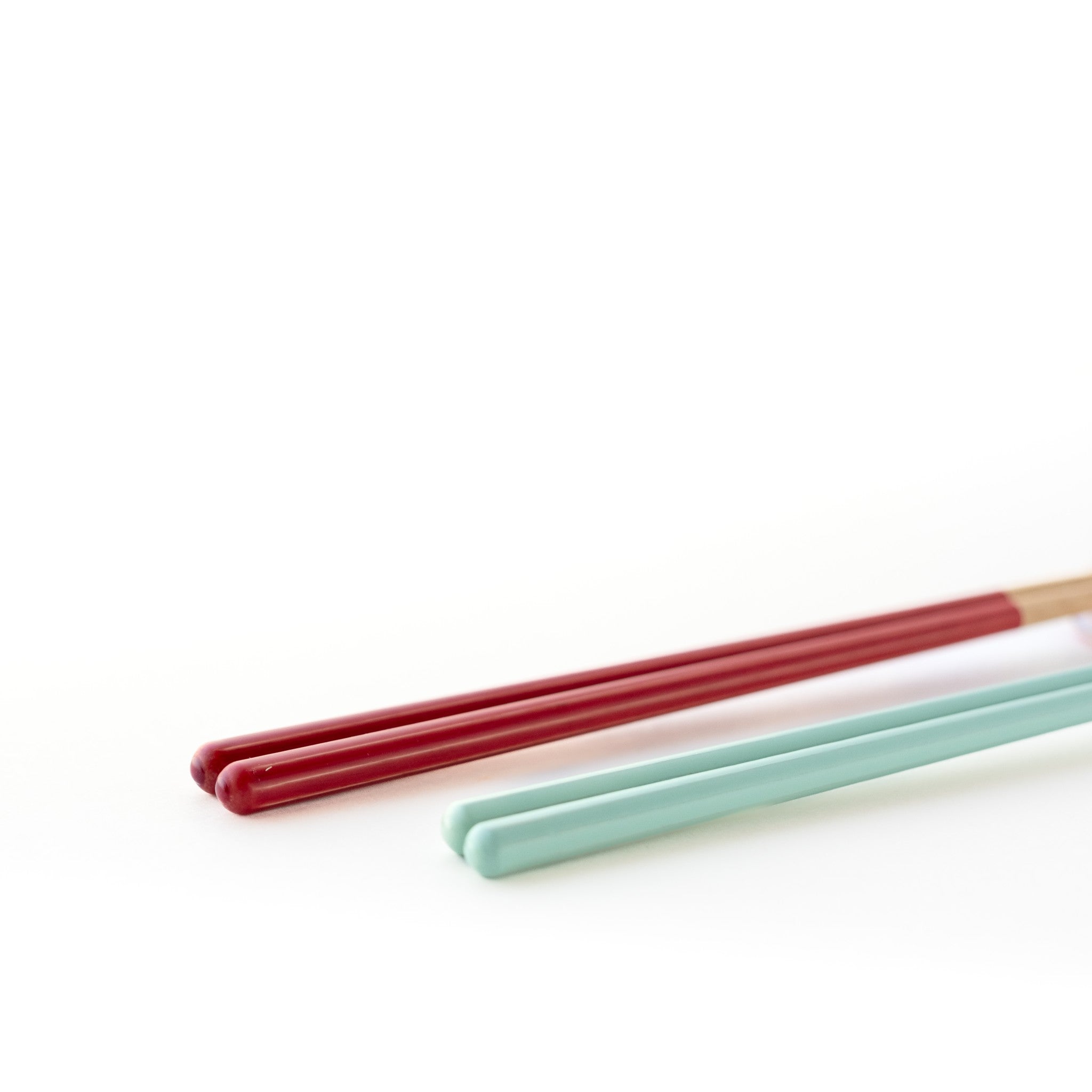 津軽びいどろ 津軽自然色りんご りんご箸置箸セット 若狭塗の箸のアップ画像