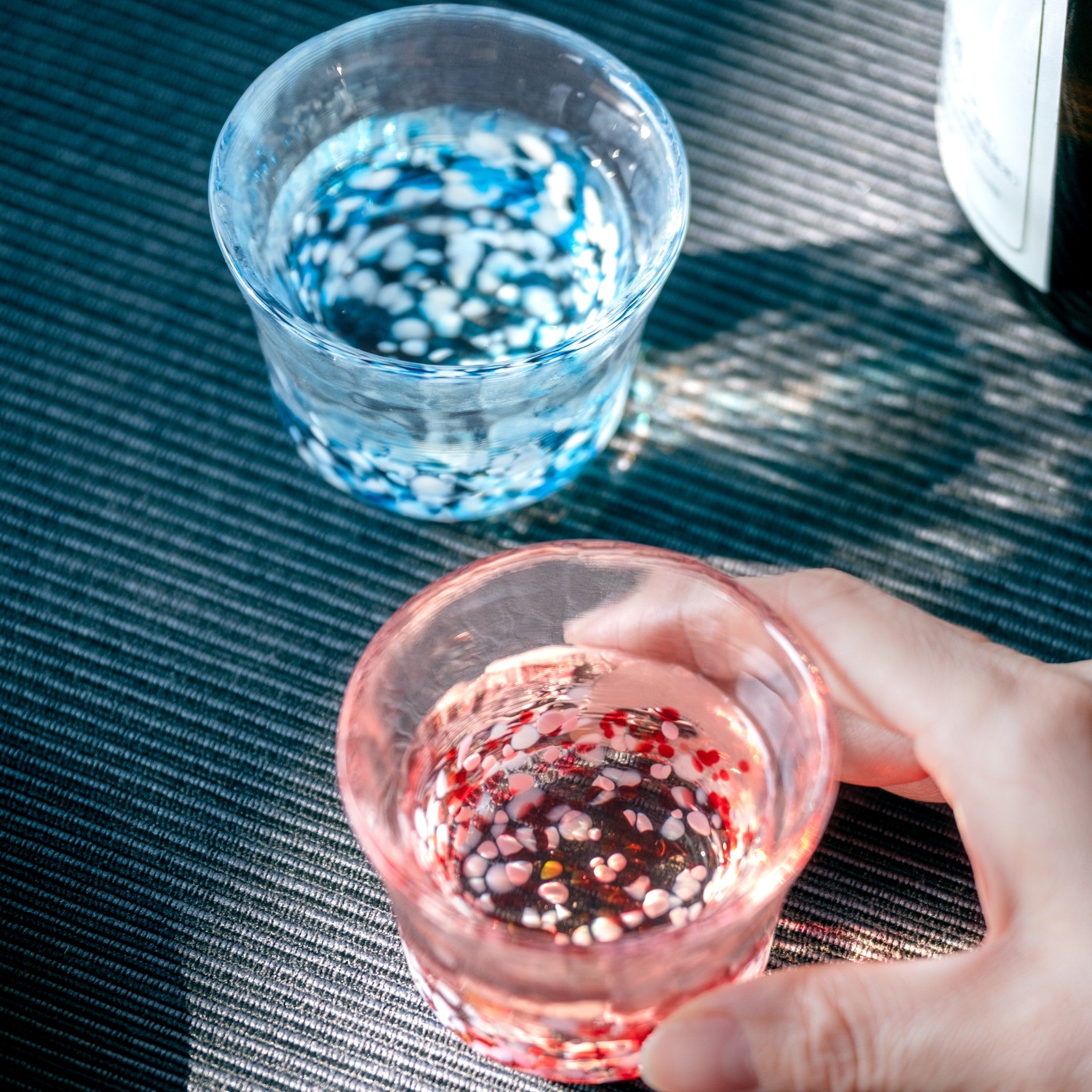 津軽びいどろ 盃セット 盃ペア 小花青涼 日本酒が注がれた盃 青森の伝統工芸品