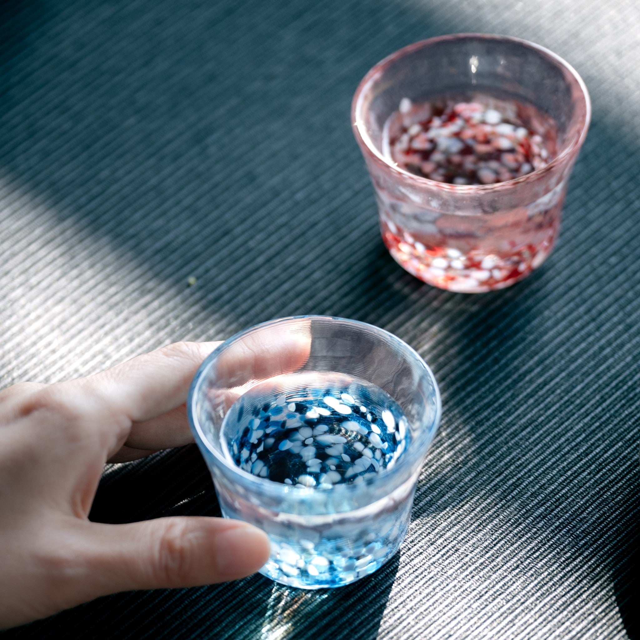 津軽びいどろ 盃セット 盃ペア 小花青涼 おちょこの使用画像