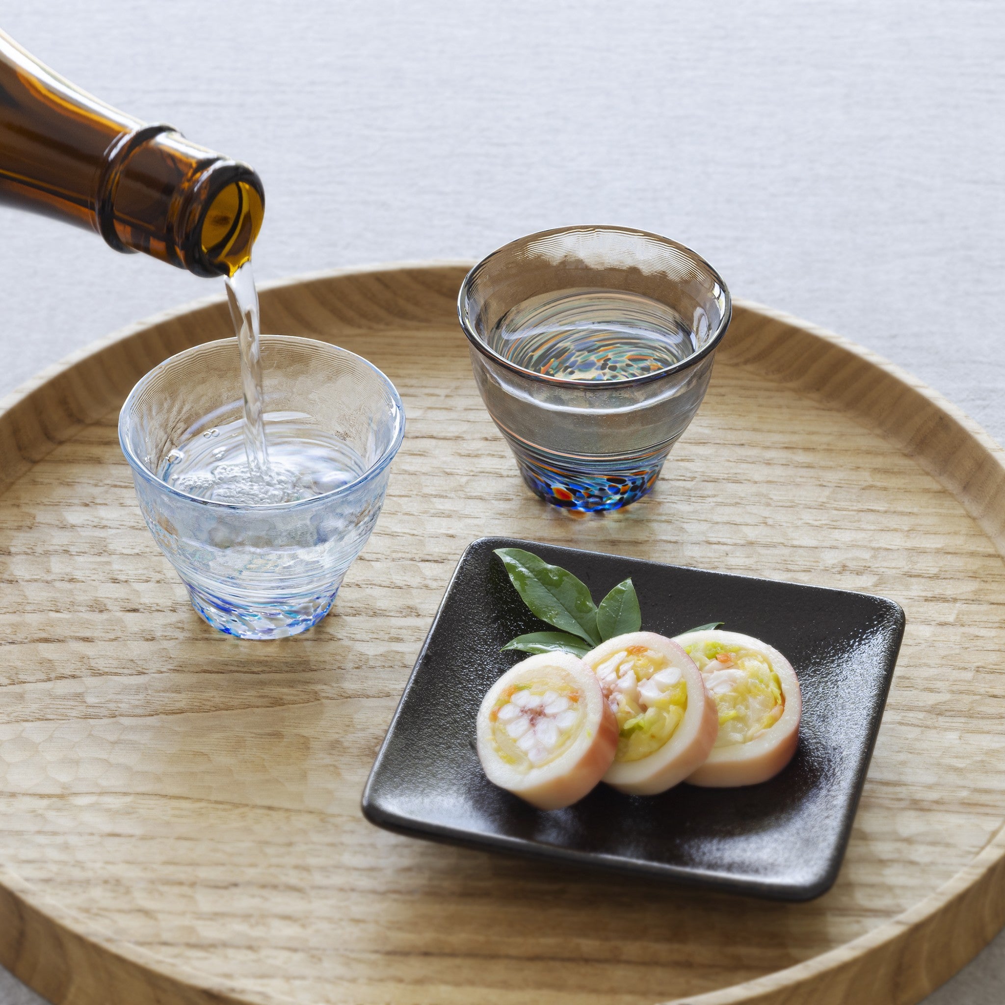 津軽びいどろ 六の色(むつのいろ) 盃ペア 雪と夜 日本酒を注いだガラスおちょこ ギフトにもおすすめ