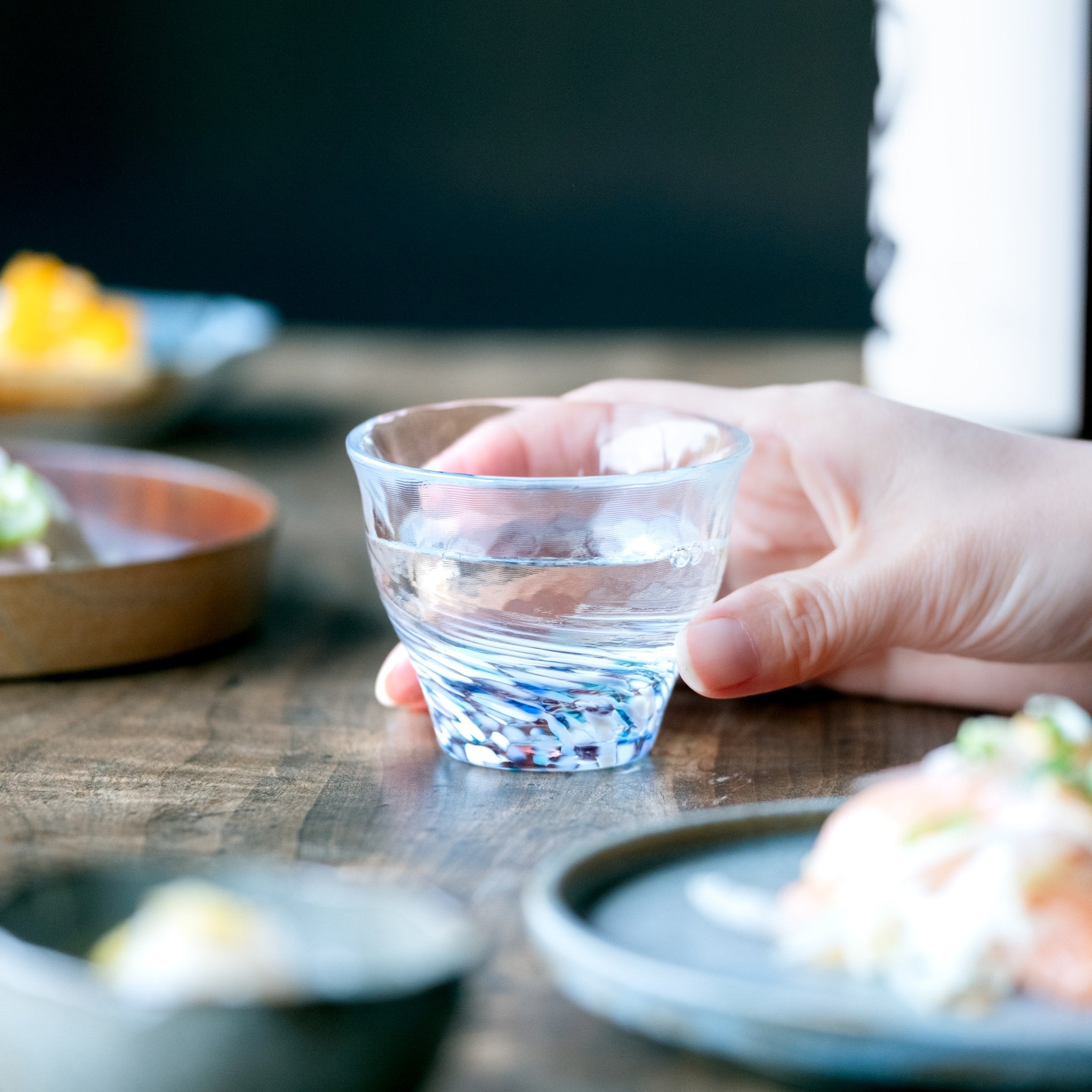 津軽びいどろ 六の色(むつのいろ) 盃ペア 雪と夜 日本酒を注いだガラス盃