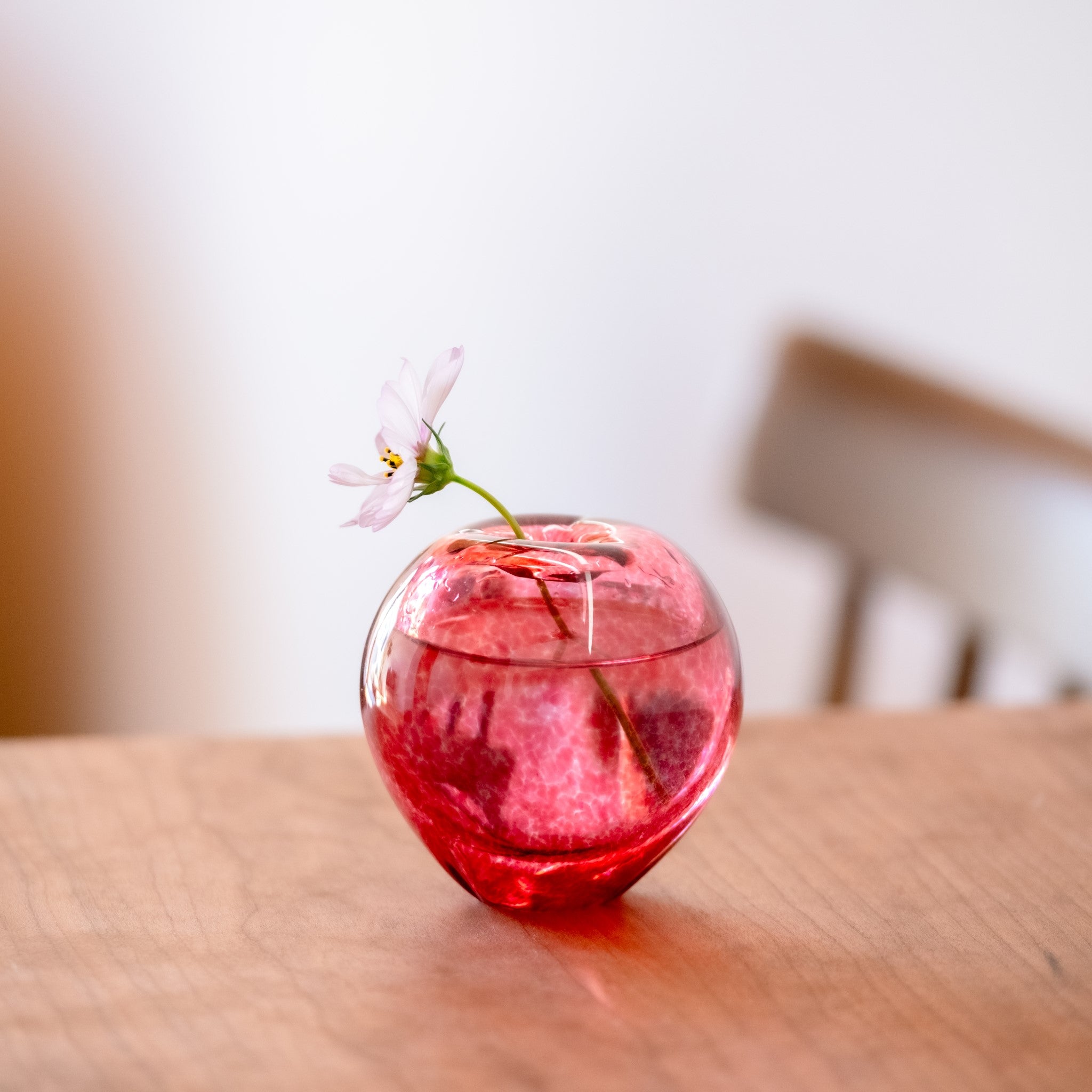 津軽びいどろ 津軽自然色りんご あかりんご一輪挿し 手のひらサイズのあかりんご型の一輪挿し