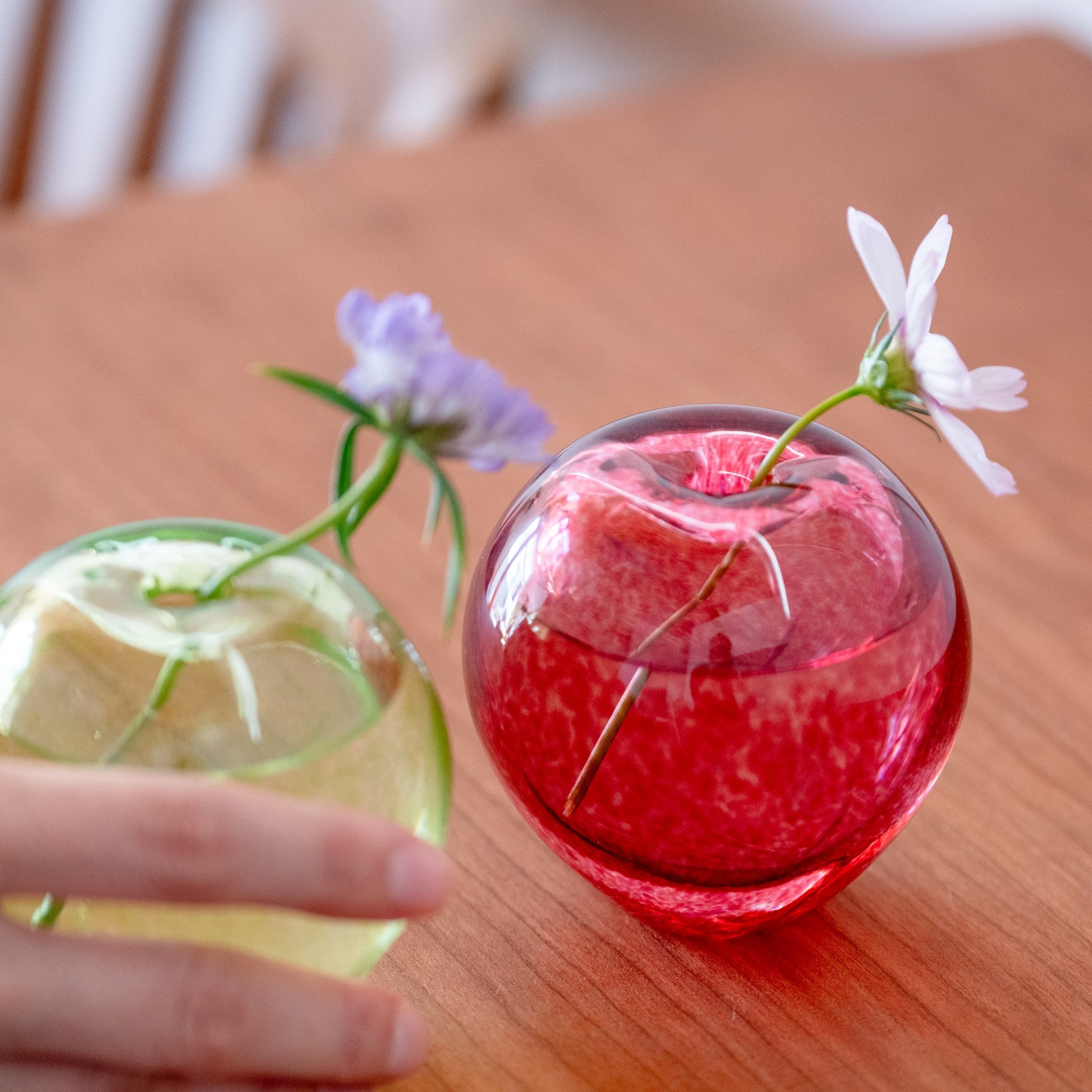 津軽びいどろ 津軽自然色りんご あかりんご一輪挿し 小花が活けられたかわいらしい花瓶