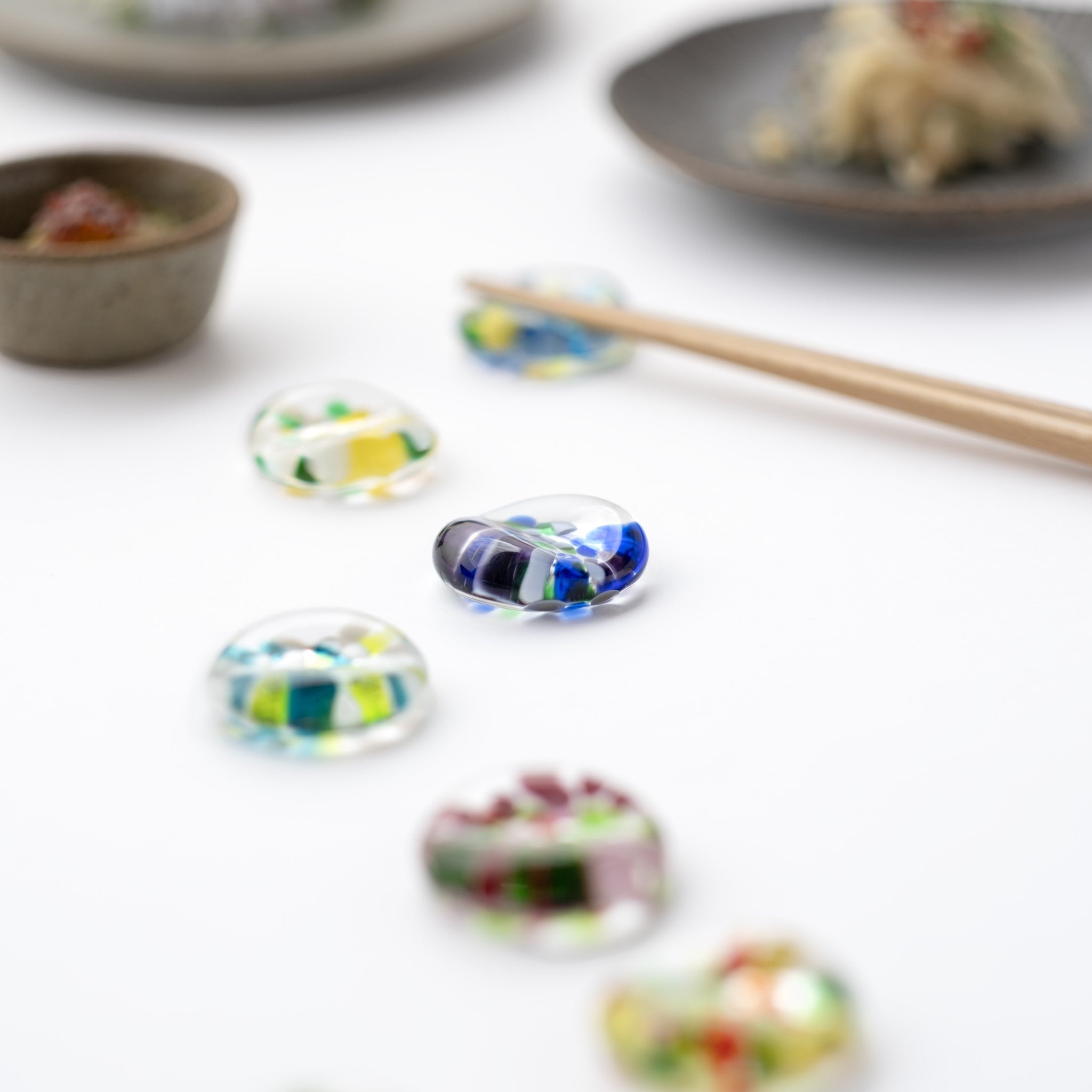 津軽びいどろ ⼗⼆花⽉ 箸置き 4月 カスミソウ ぽってりとしたガラスの箸置きの画像