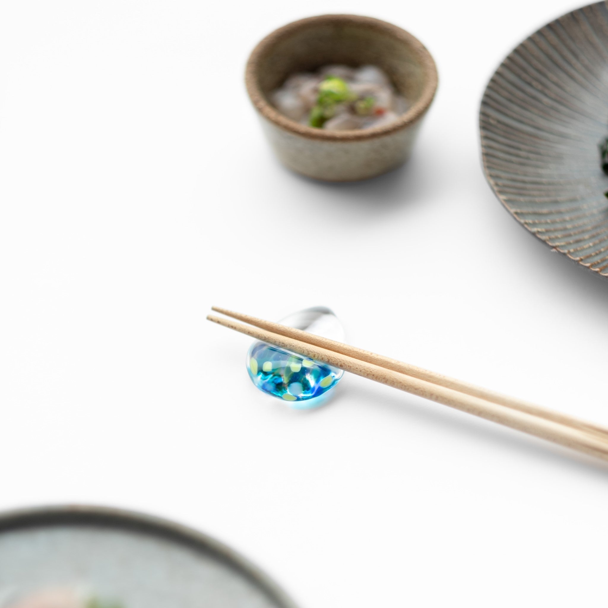 津軽びいどろ 白神の森響 箸置き 青池 青色の箸置きに箸が置かれている画像