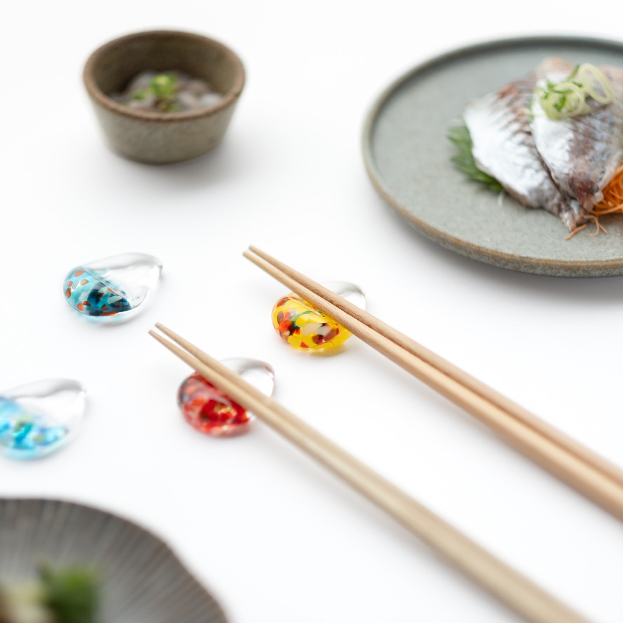 津軽びいどろ 白神の森響 箸置き 青池 カラフルな箸置きが食卓に並んでいる画像