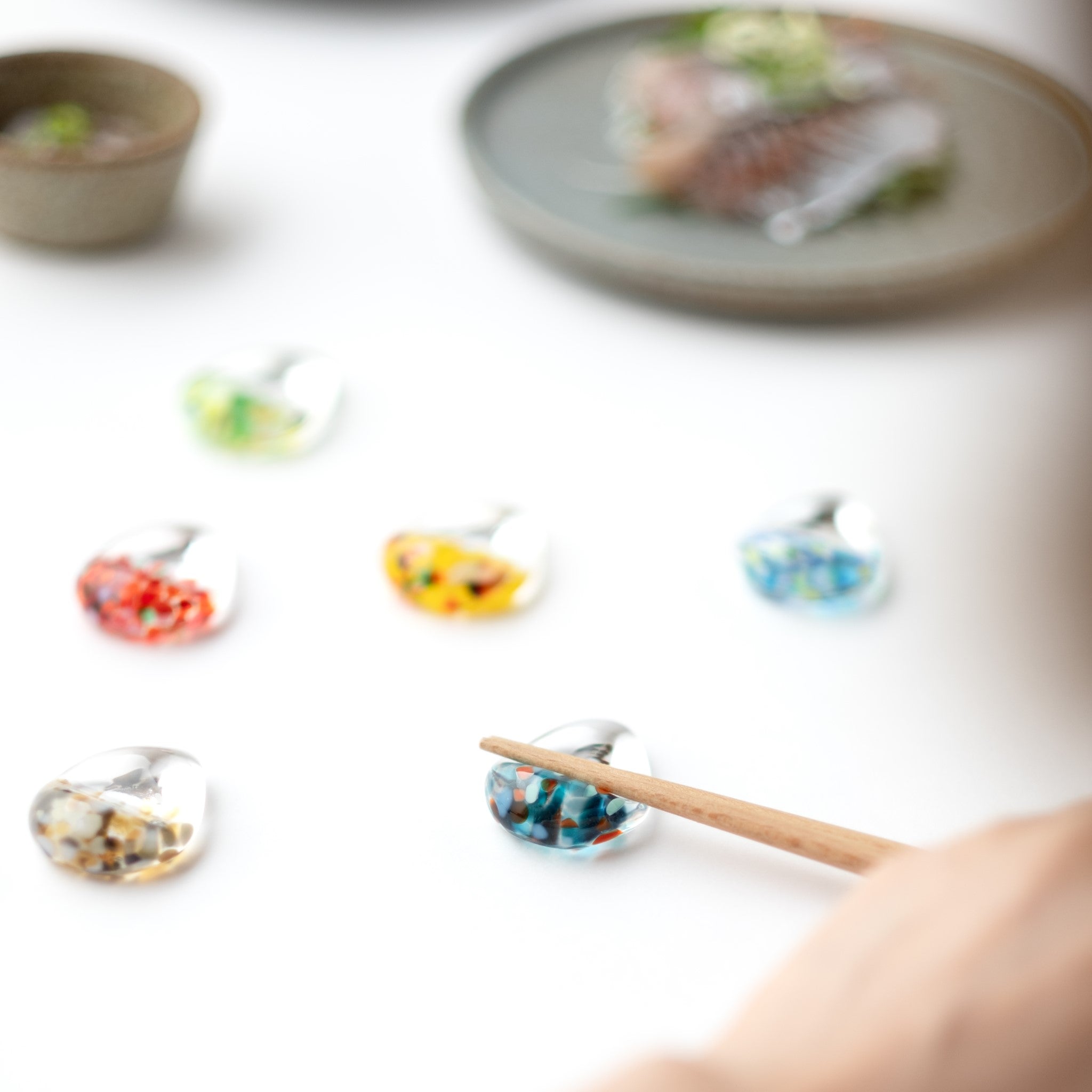 津軽びいどろ 白神の森響 箸置き 青池 箸置きに箸をセットする画像